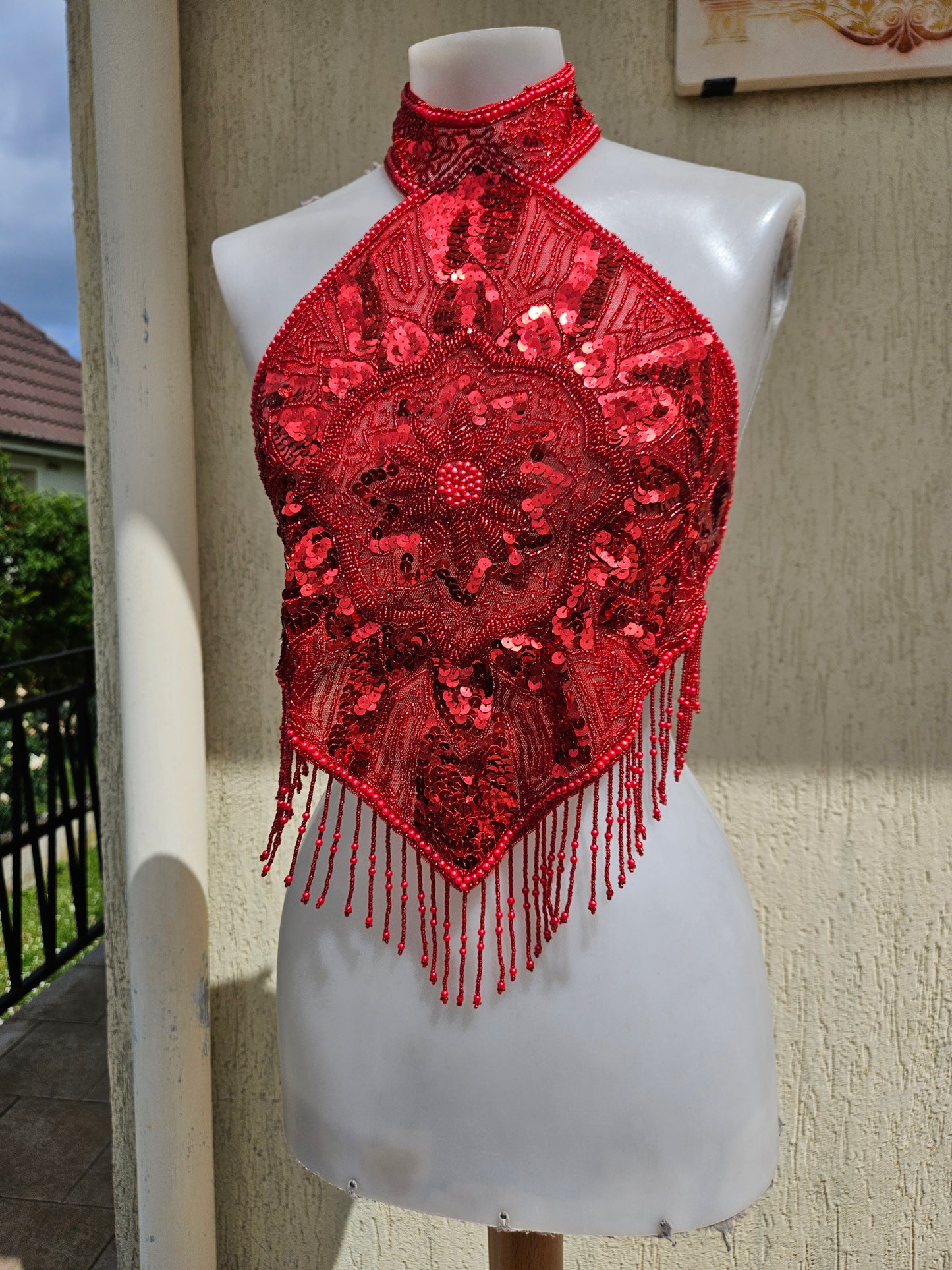 Dos nu brodé rouge