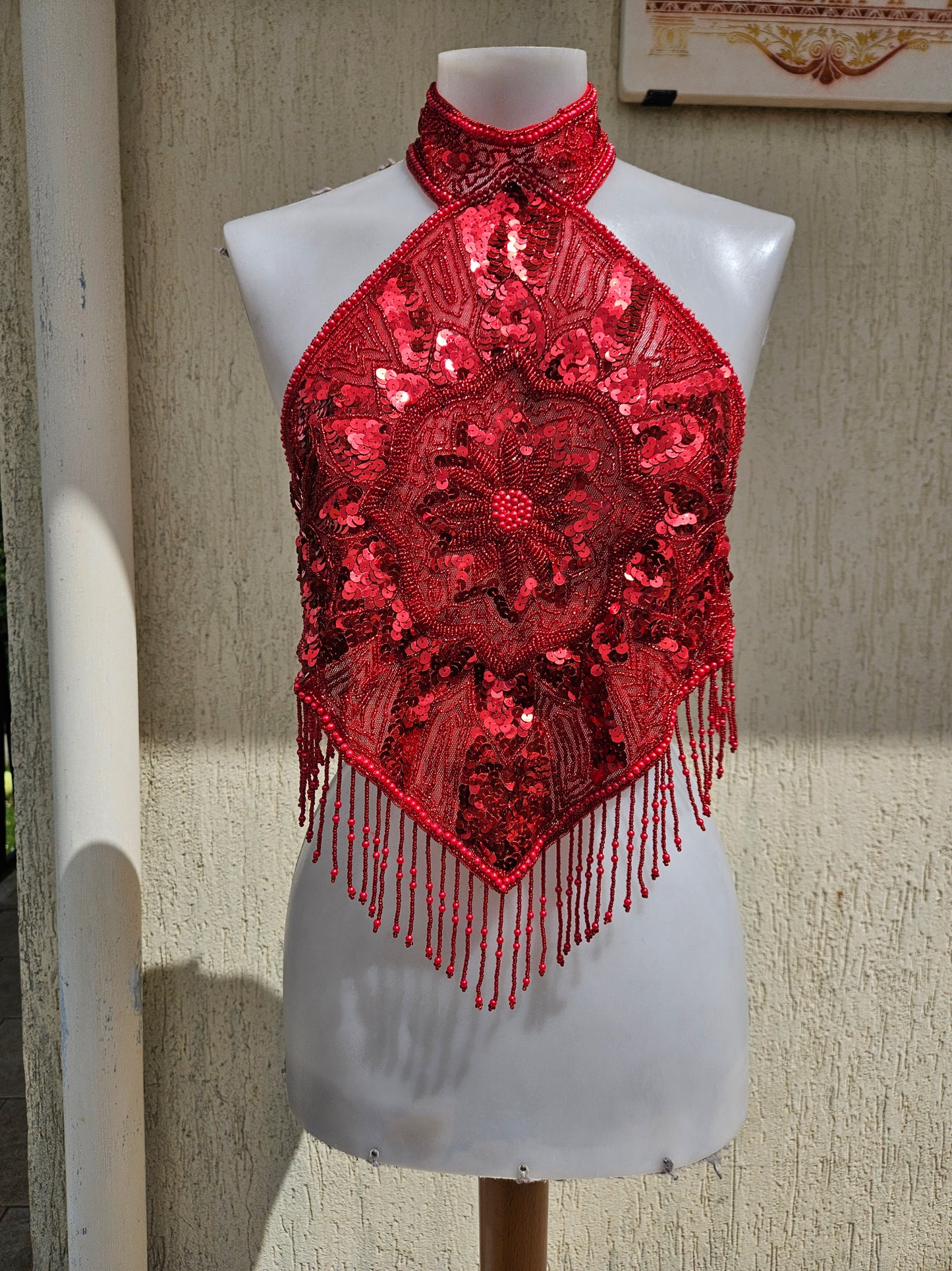 Dos nu brodé rouge