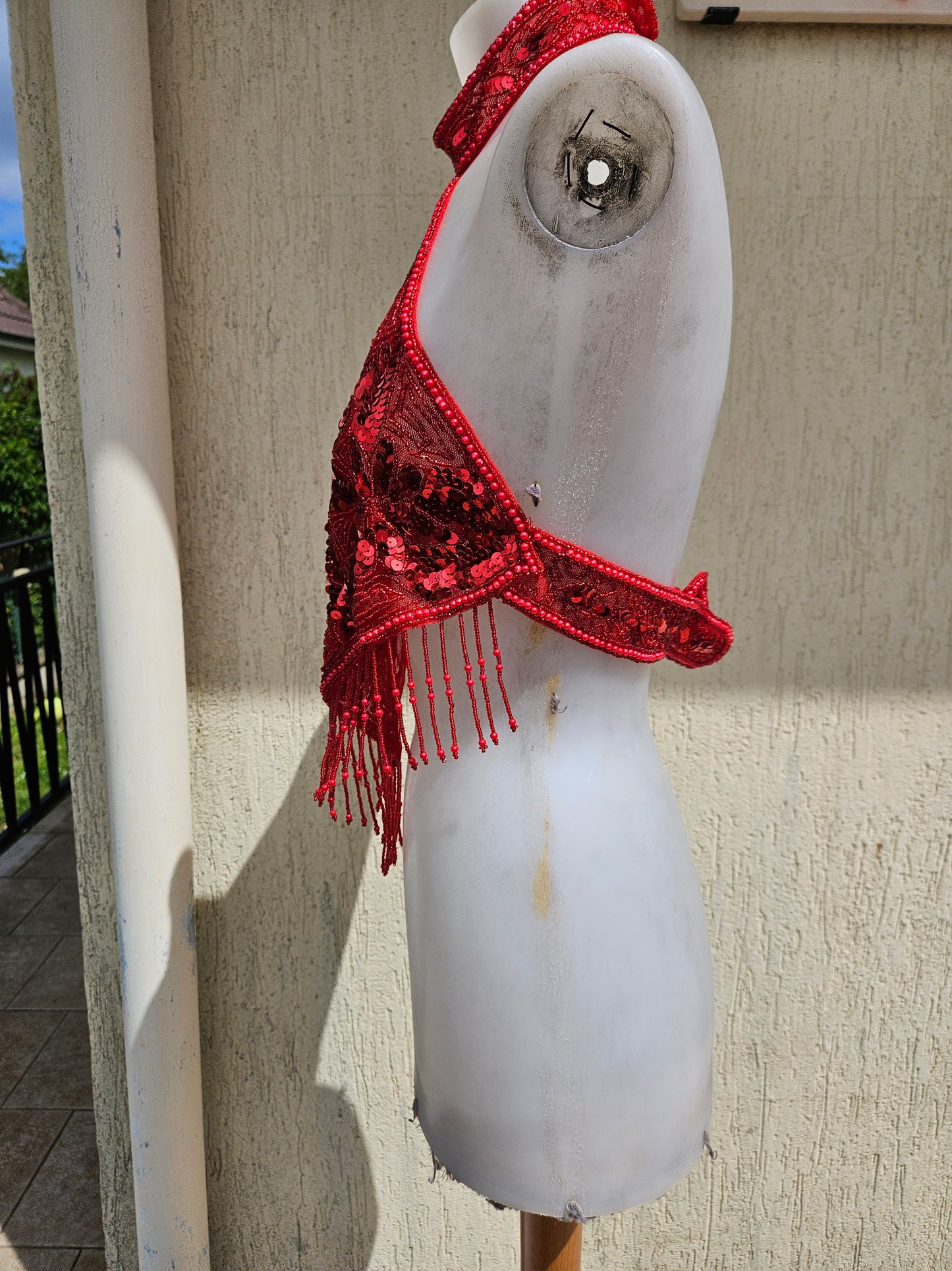 Dos nu brodé rouge