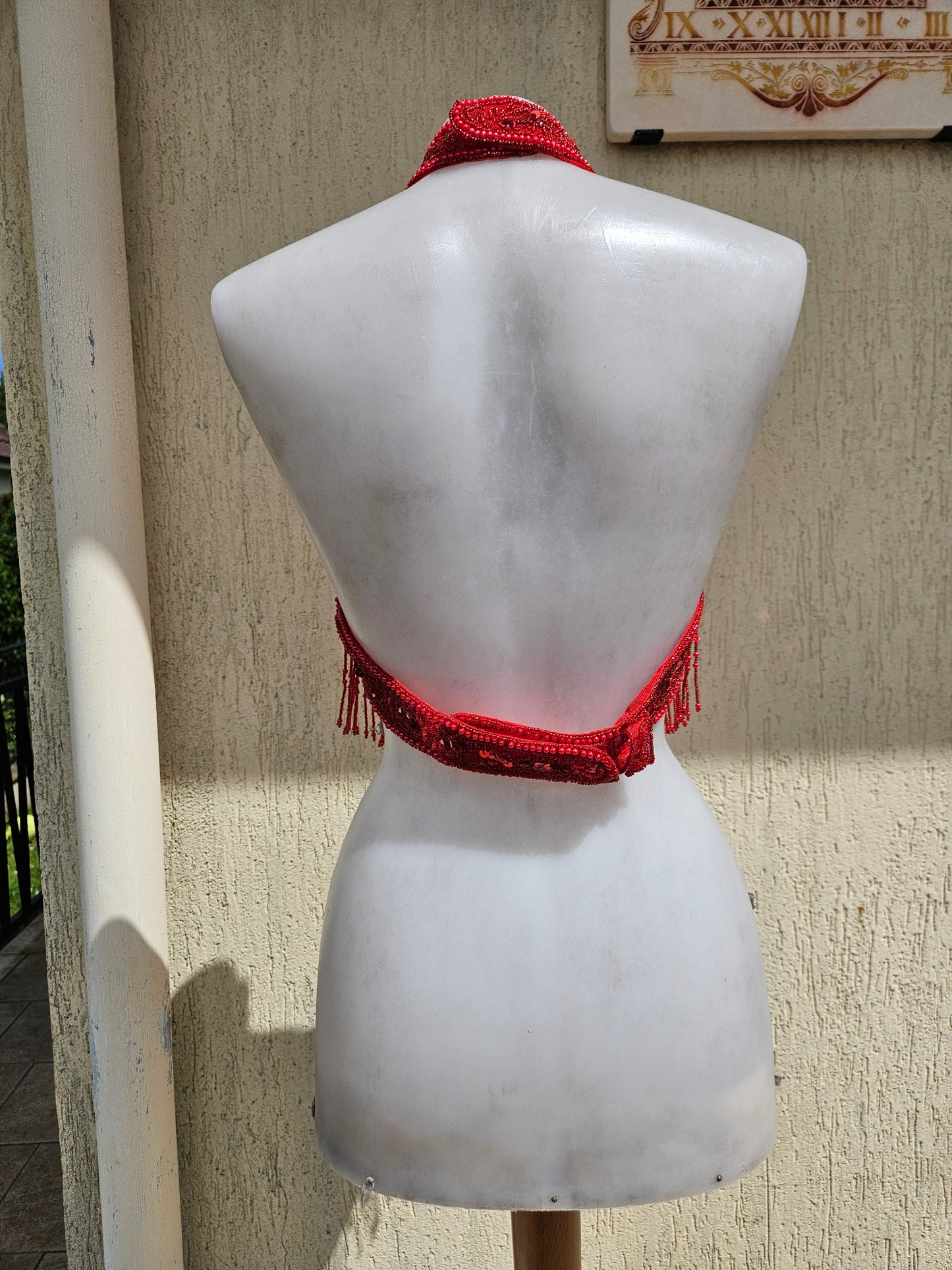 Dos nu brodé rouge