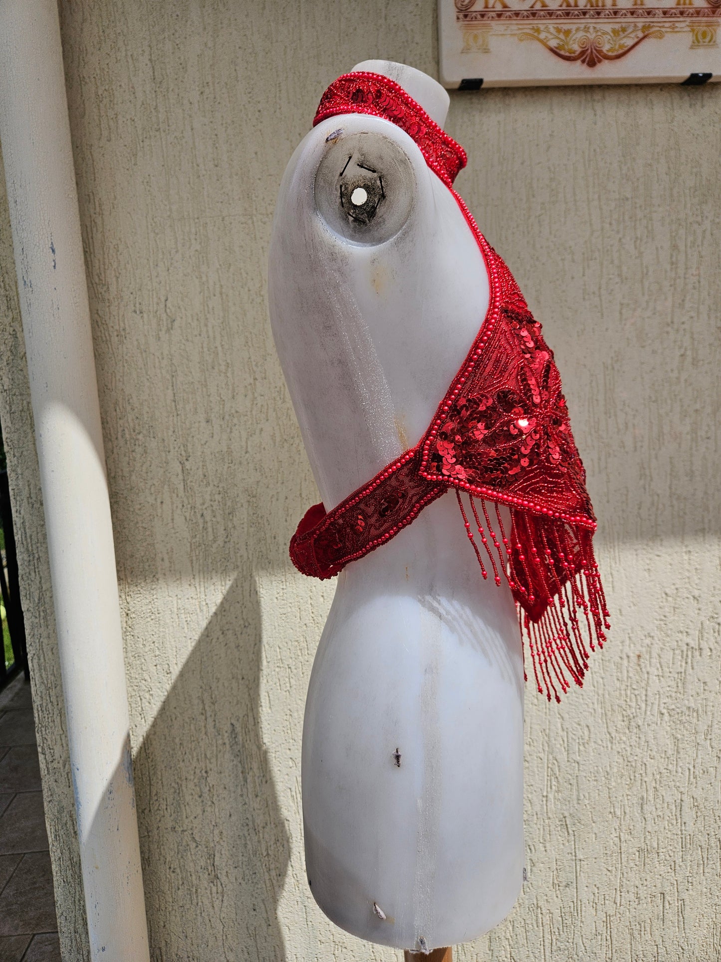 Dos nu brodé rouge
