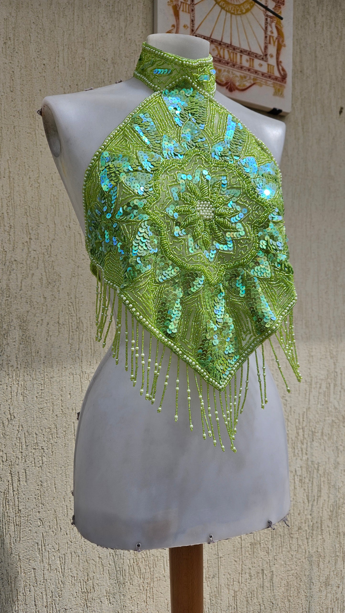 Espalda desnuda bordada en verde manzana