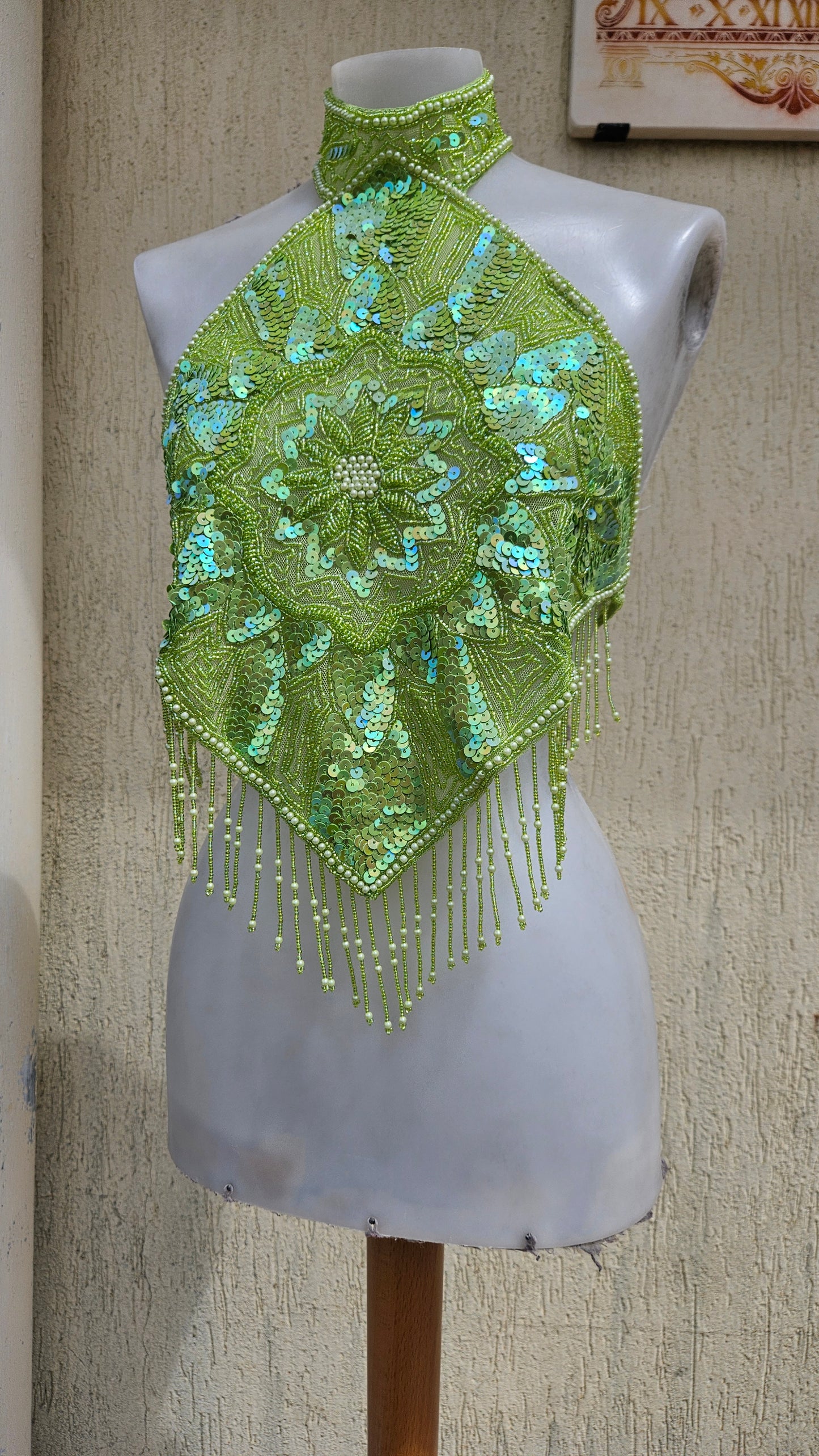 Espalda desnuda bordada en verde manzana