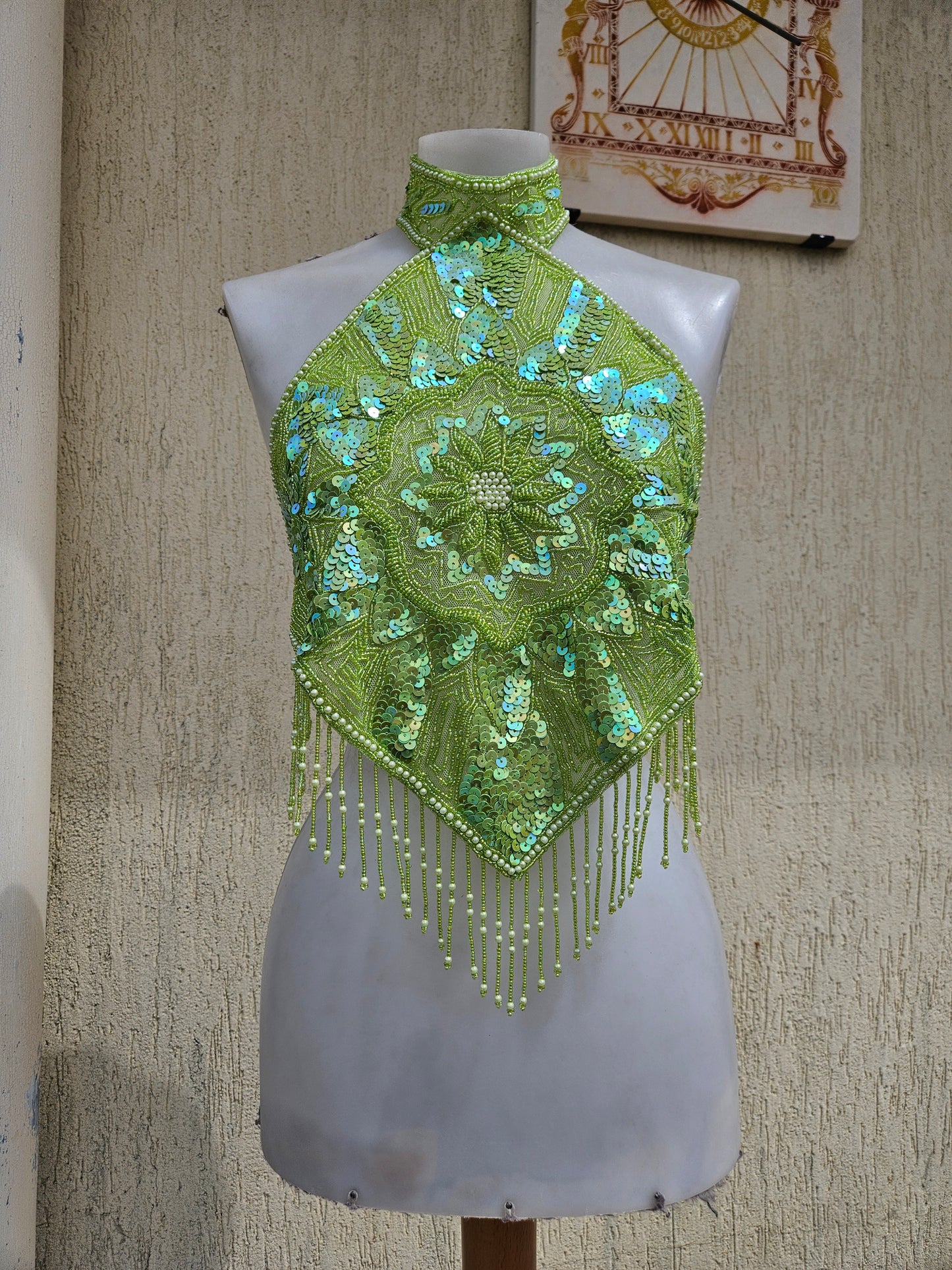 Espalda desnuda bordada en verde manzana