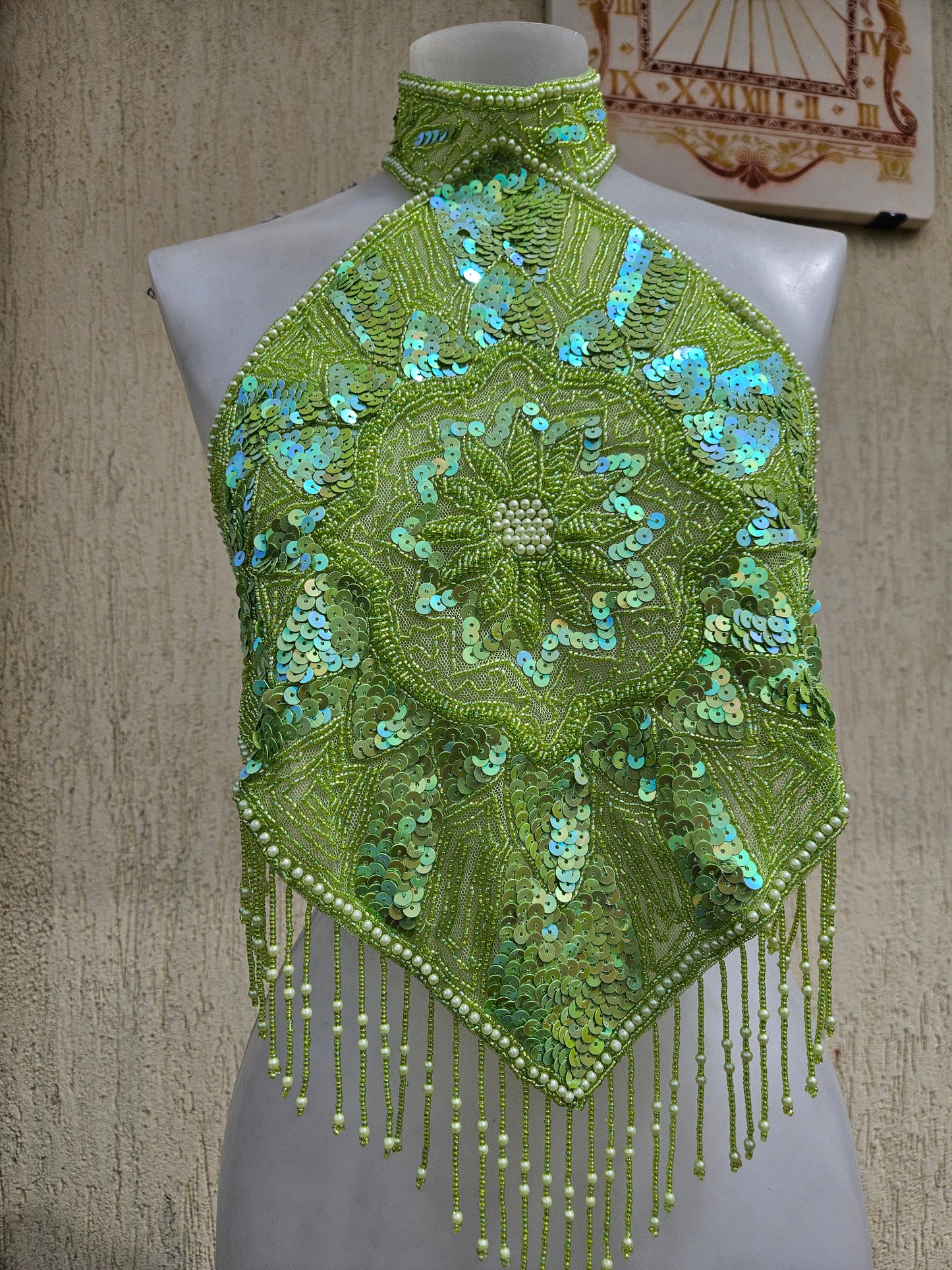 Espalda desnuda bordada en verde manzana