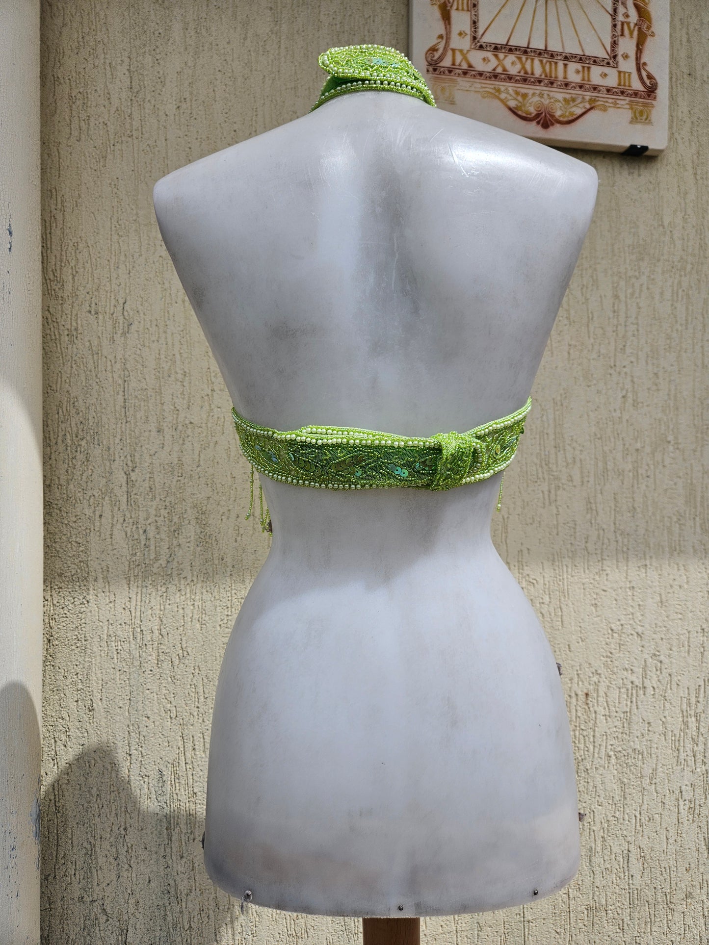 Espalda desnuda bordada en verde manzana