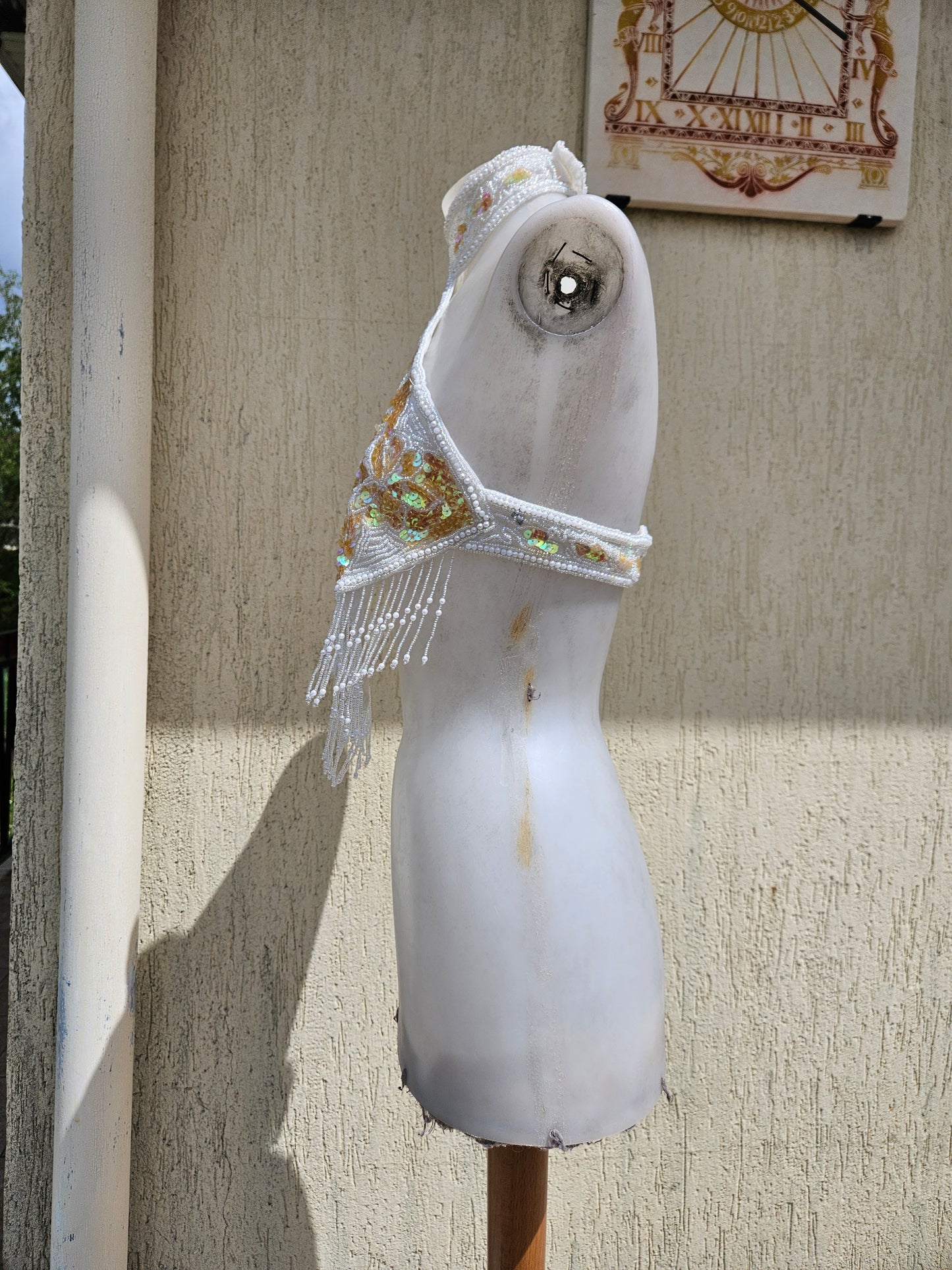 Dos nu brodé blanc et doré