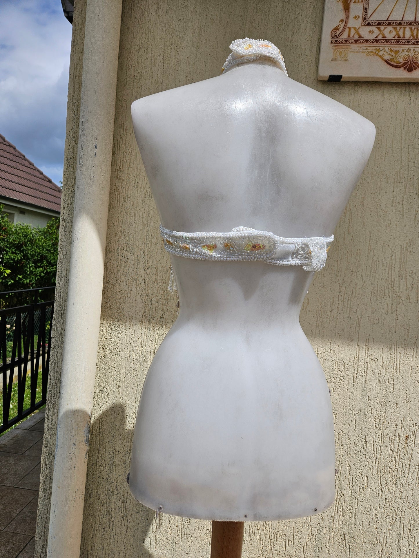 Dos nu brodé blanc et doré