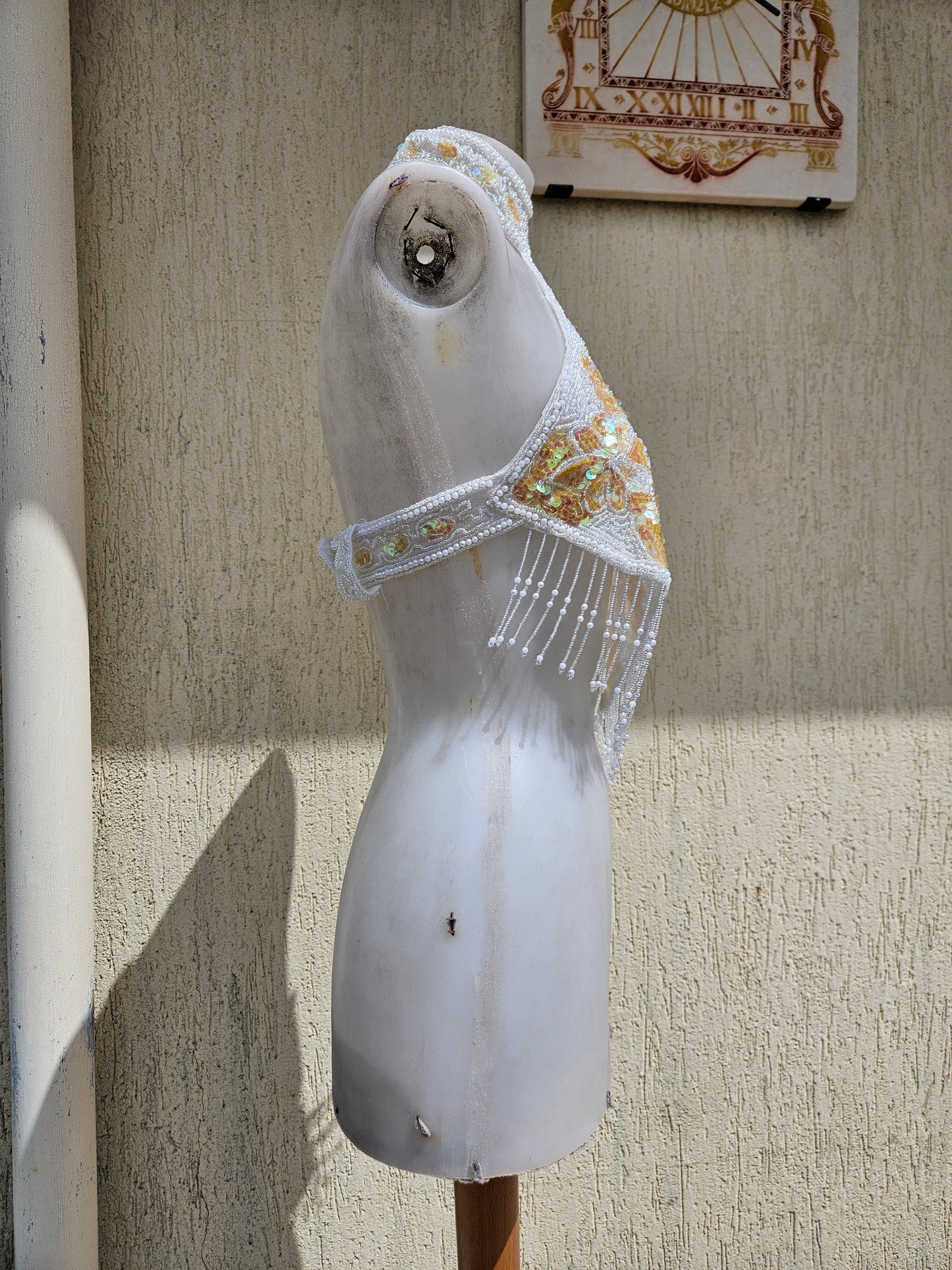 Dos nu brodé blanc et doré