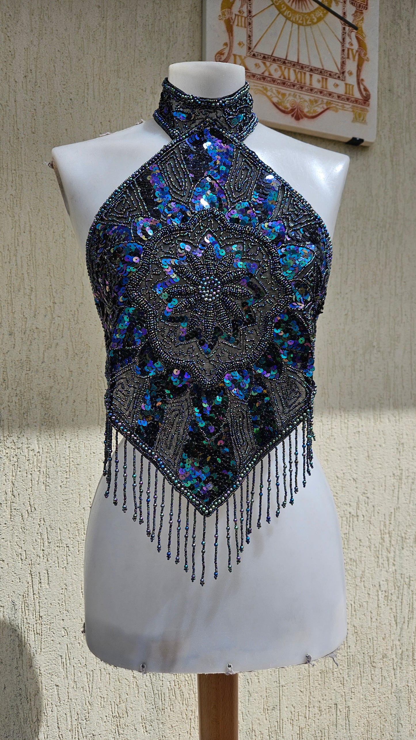 Espalda desnuda bordada en negro con reflejos multicolor