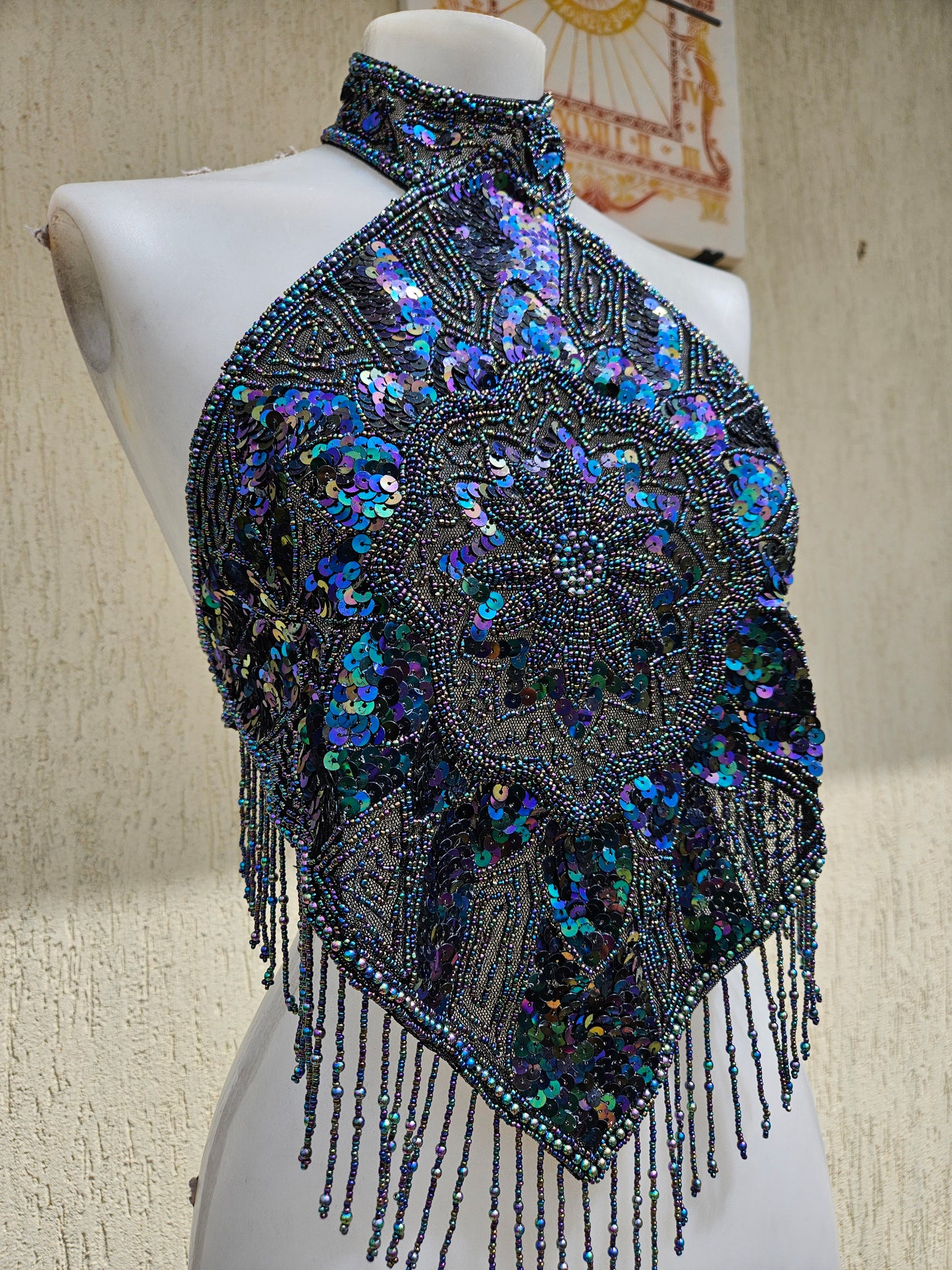 Espalda desnuda bordada en negro con reflejos multicolor