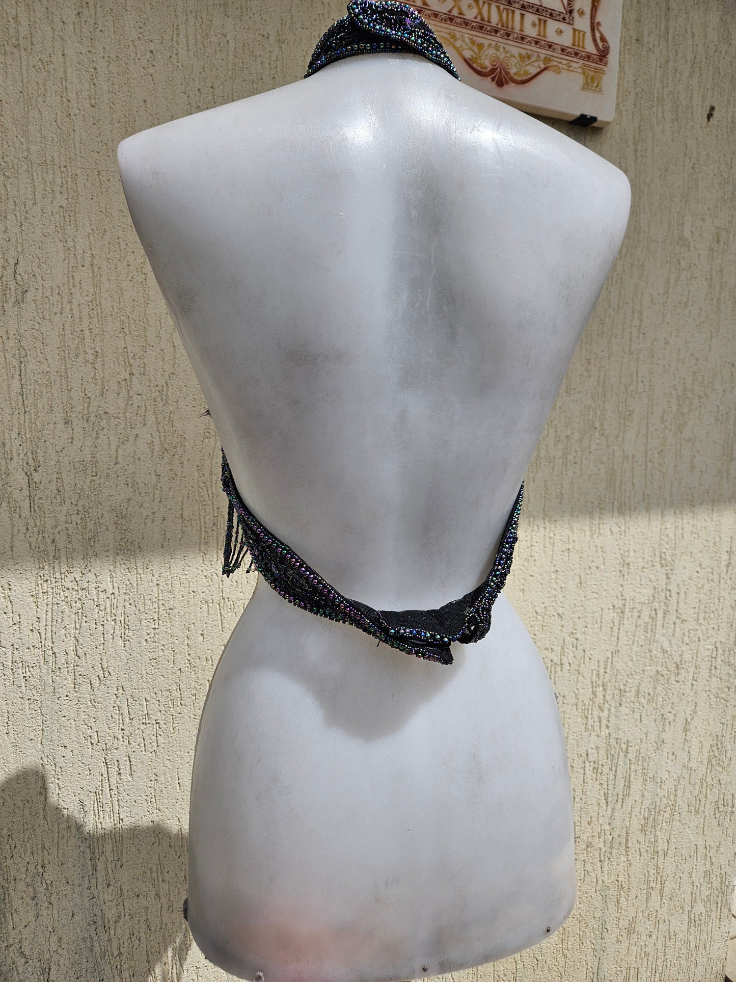 Espalda desnuda bordada en negro con reflejos multicolor