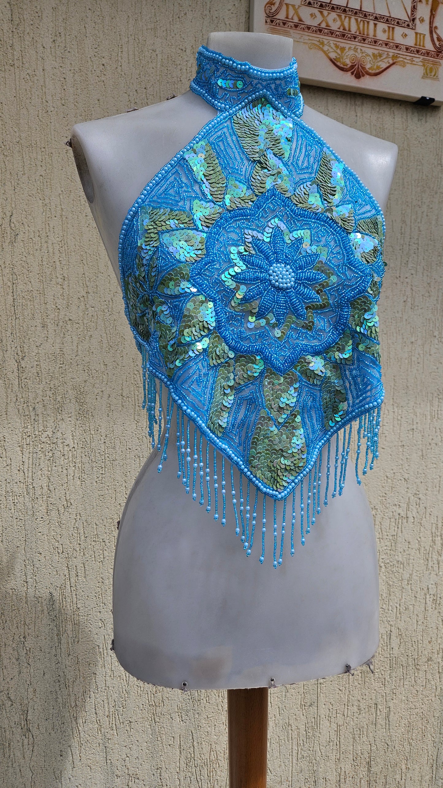 Espalda desnuda bordada en azul y dorado