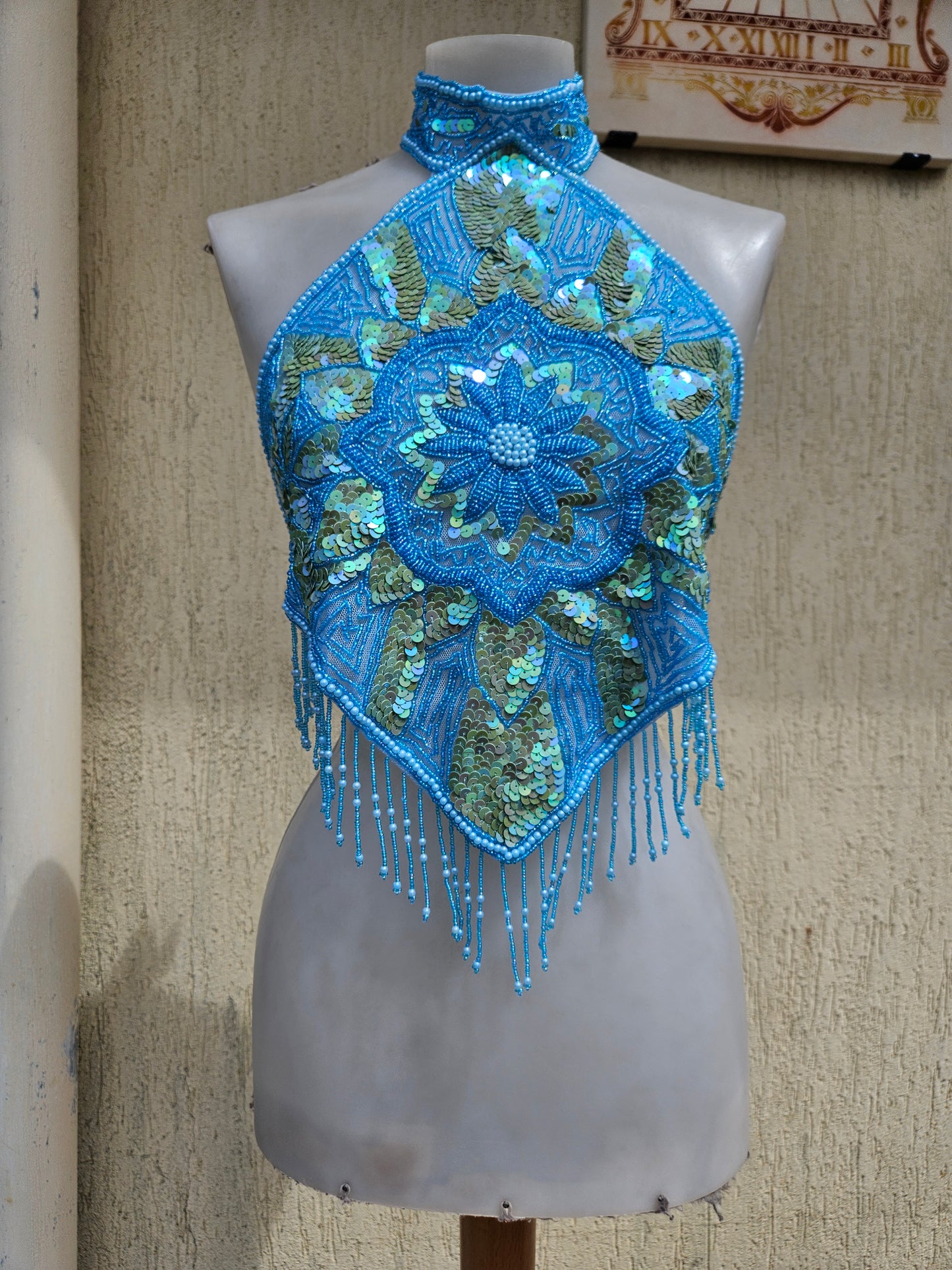Espalda desnuda bordada en azul y dorado