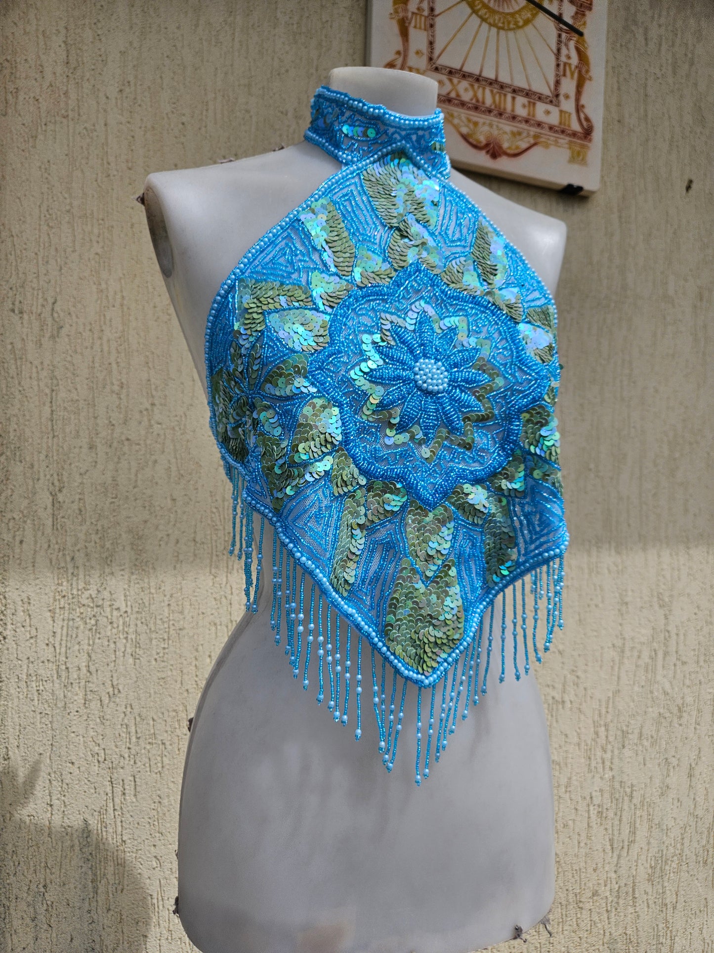 Espalda desnuda bordada en azul y dorado