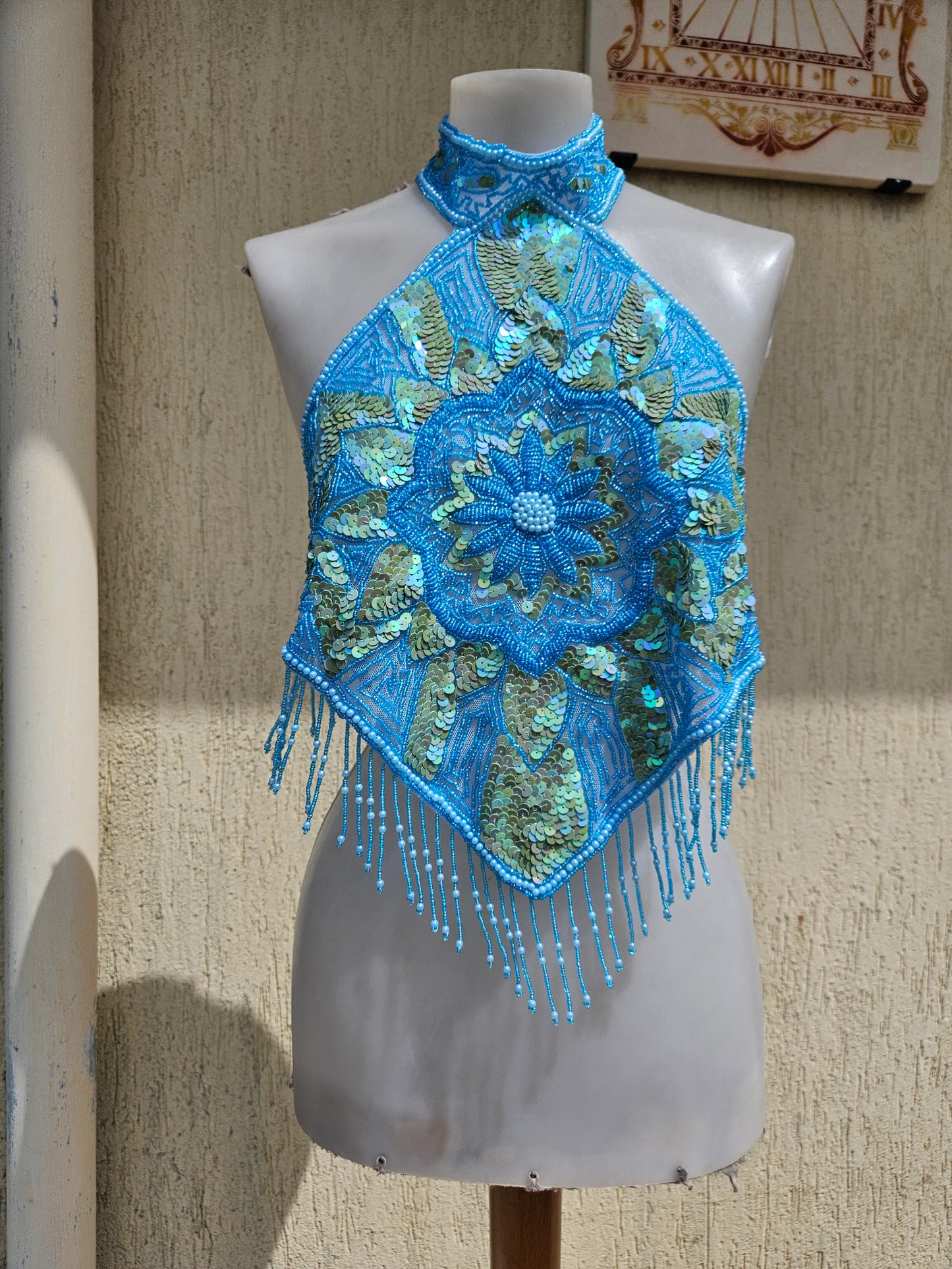 Espalda desnuda bordada en azul y dorado