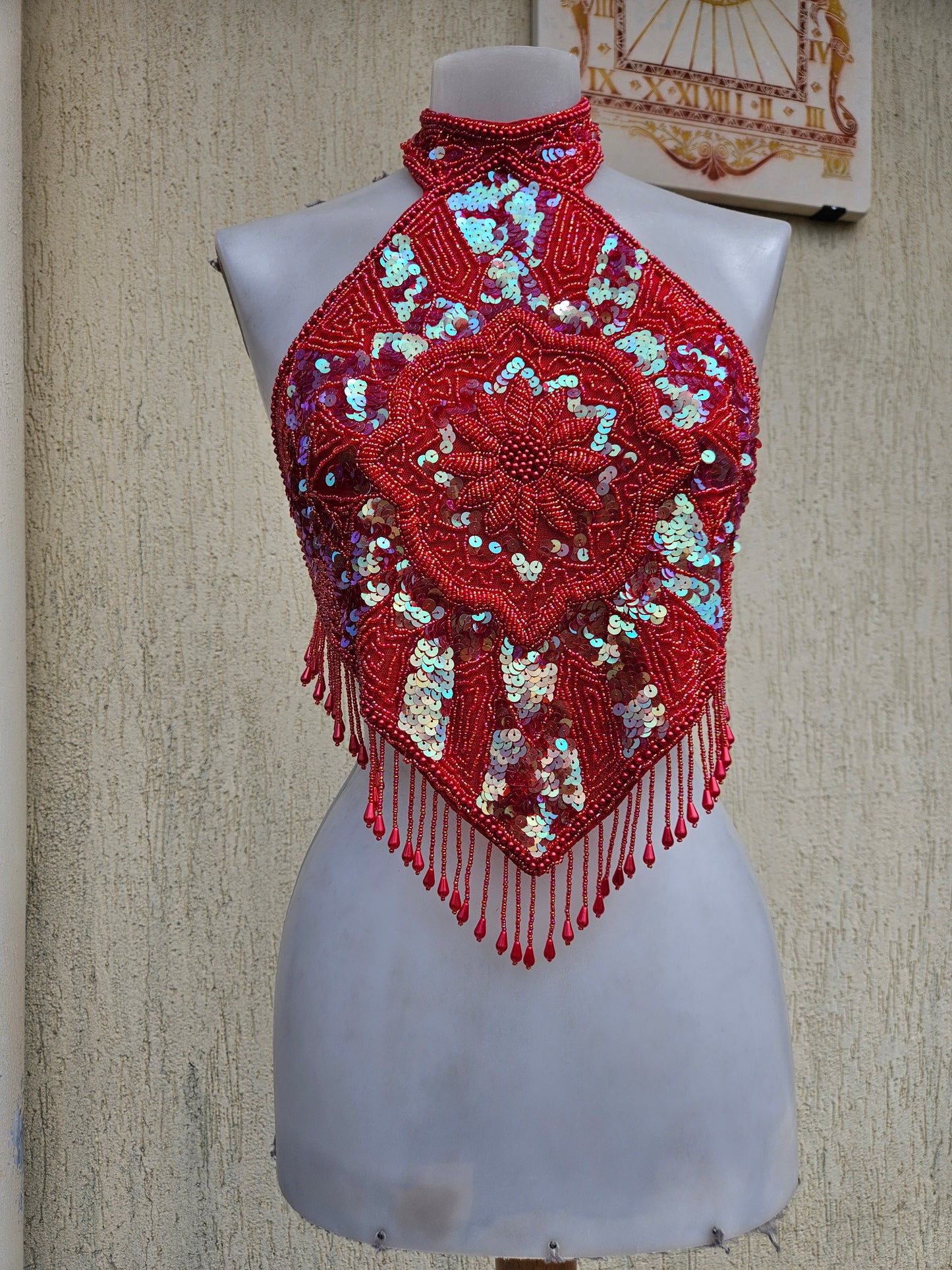 Espalda desnuda bordada en rojo y dorado