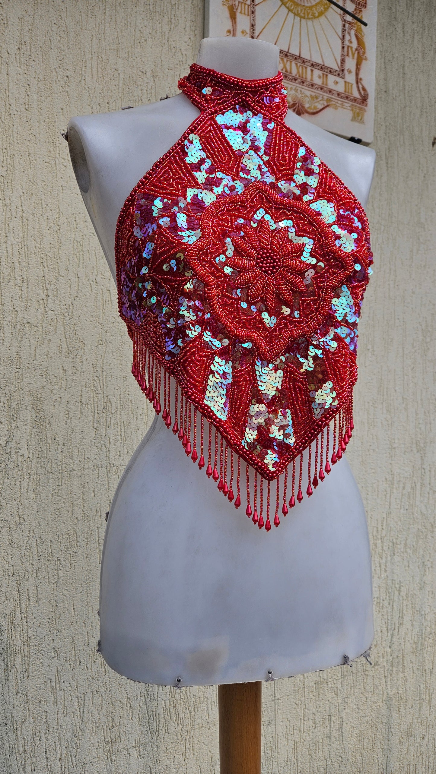Espalda desnuda bordada en rojo y dorado