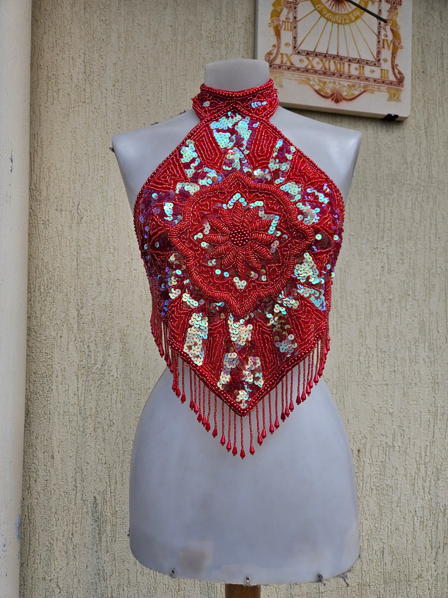 Espalda desnuda bordada en rojo y dorado
