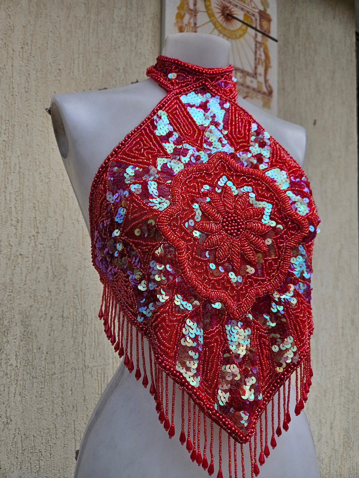 Espalda desnuda bordada en rojo y dorado