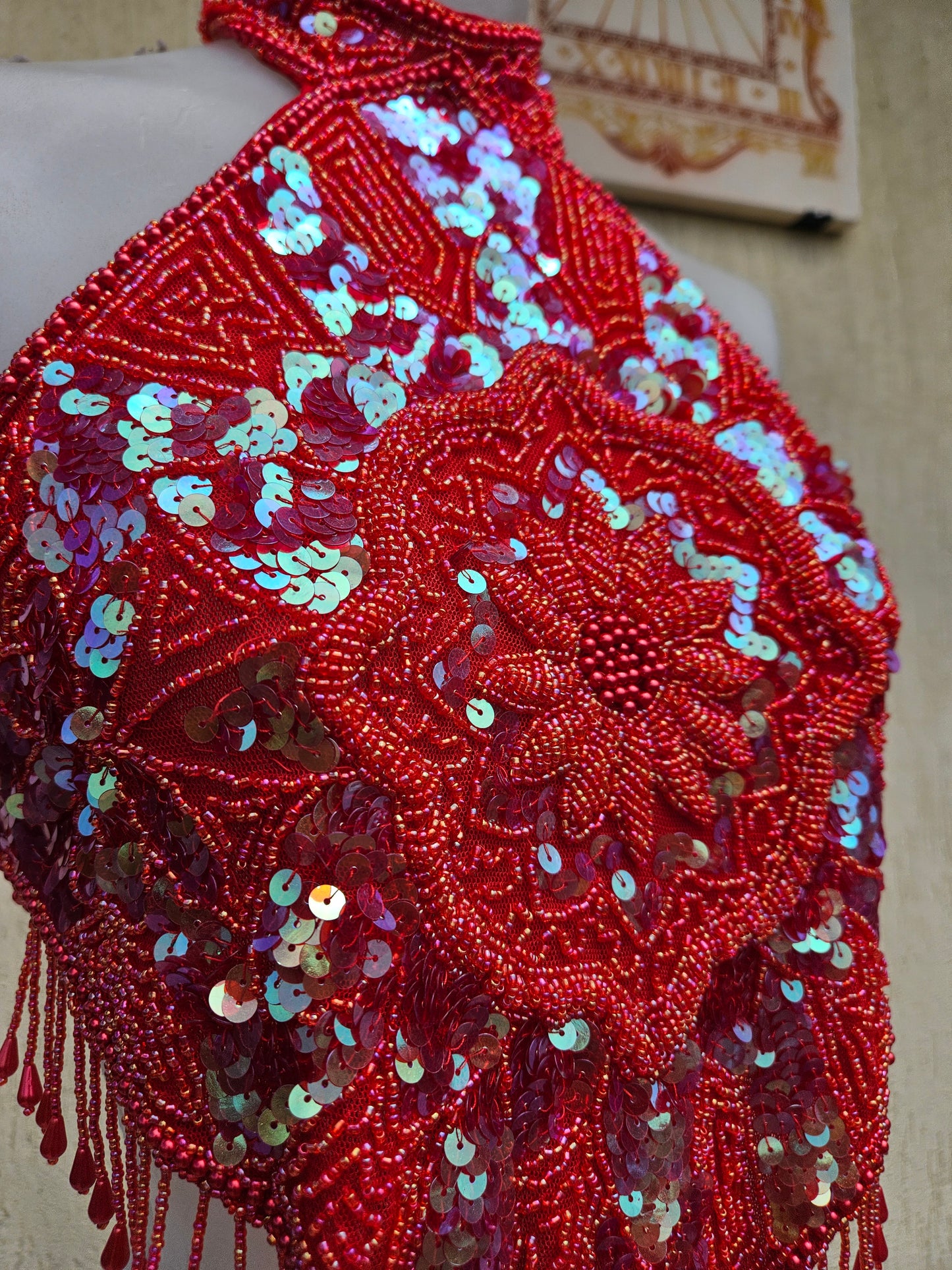 Espalda desnuda bordada en rojo y dorado