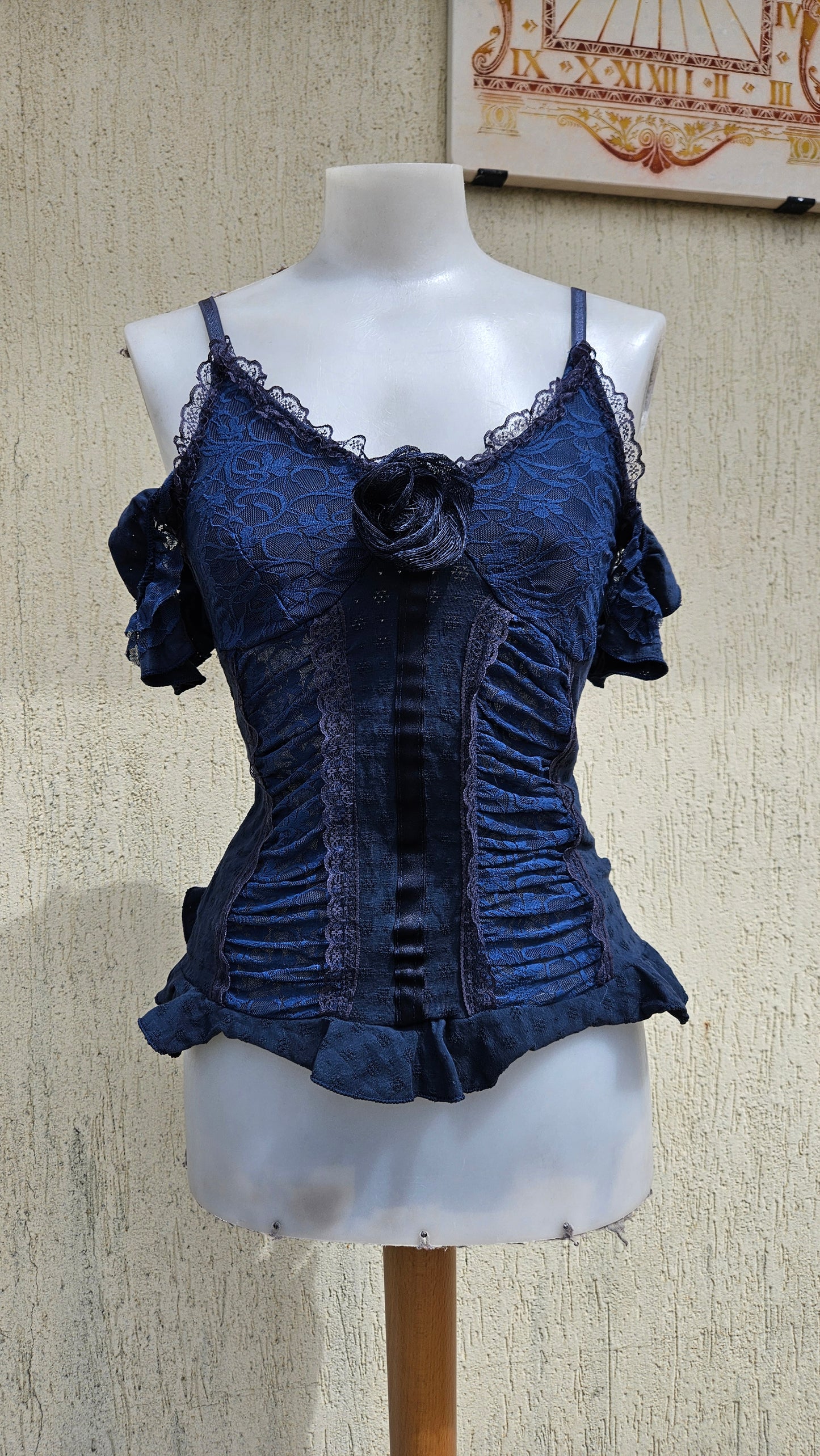 Haut bleu détail dentelle