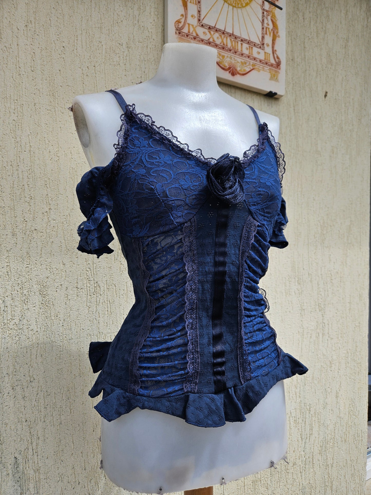 Haut bleu détail dentelle