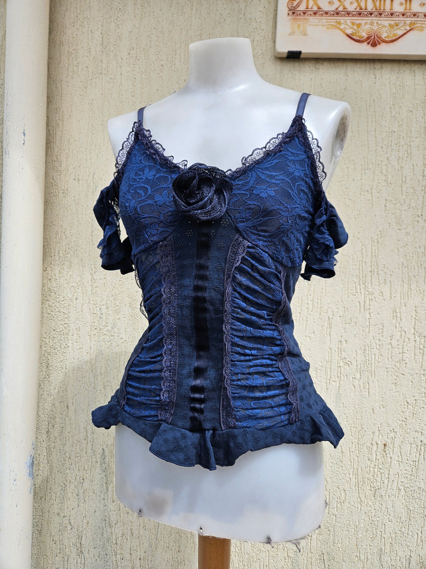 Haut bleu détail dentelle