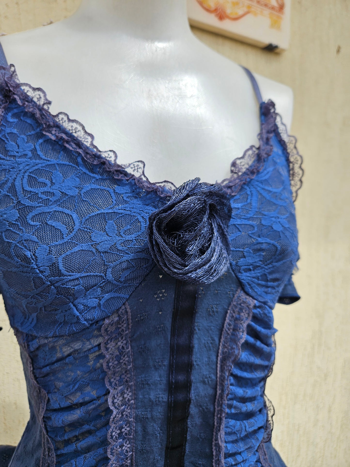 Haut bleu détail dentelle