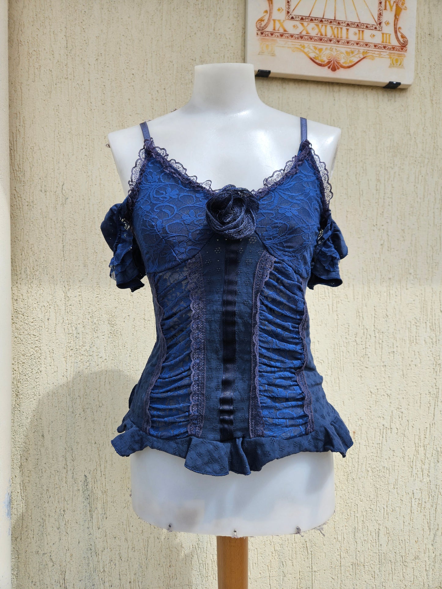 Haut bleu détail dentelle
