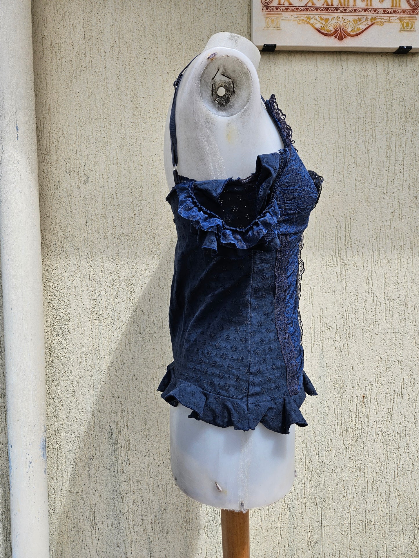 Haut bleu détail dentelle