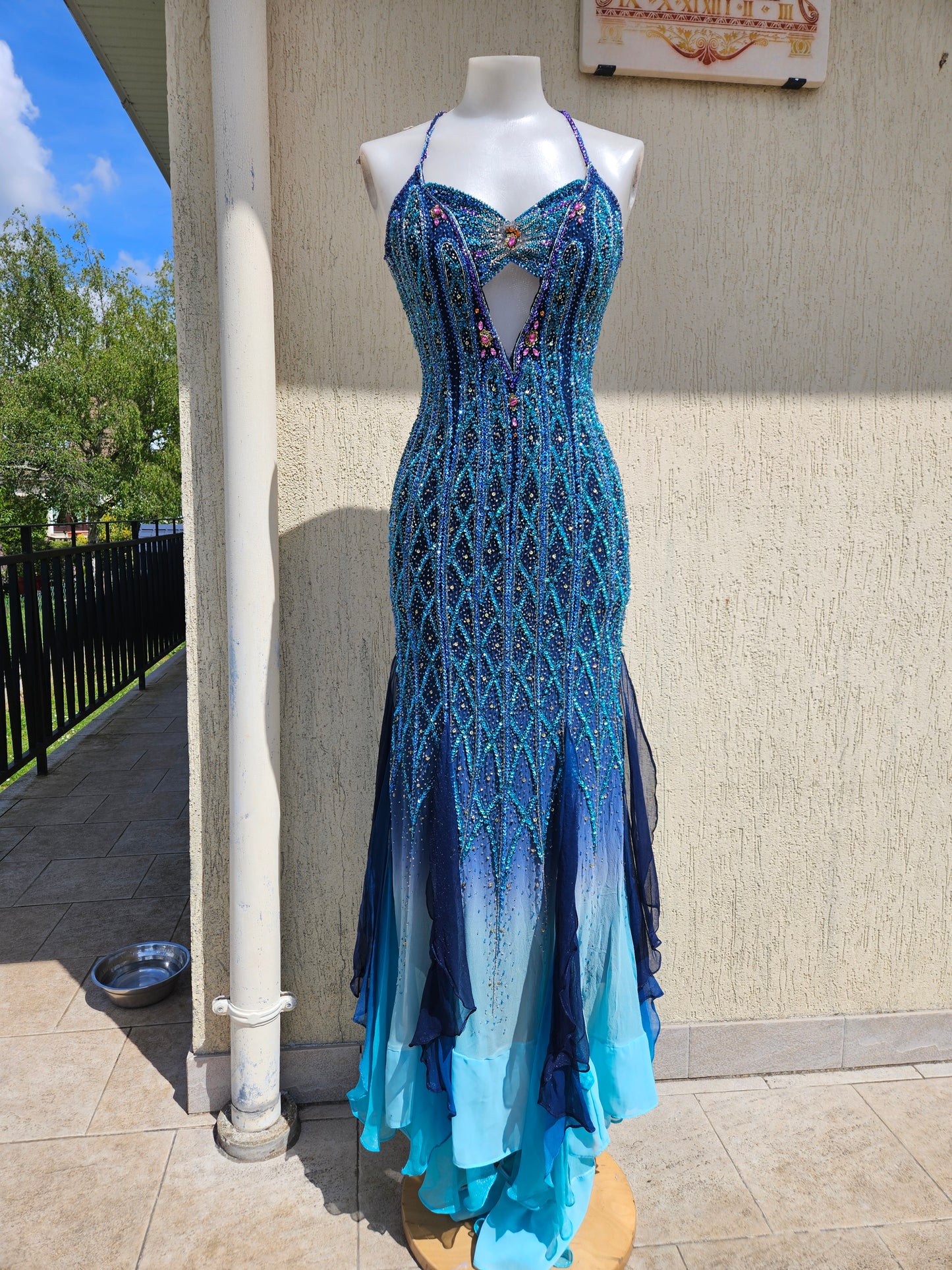 Robe en soie entièrement brodée bleue