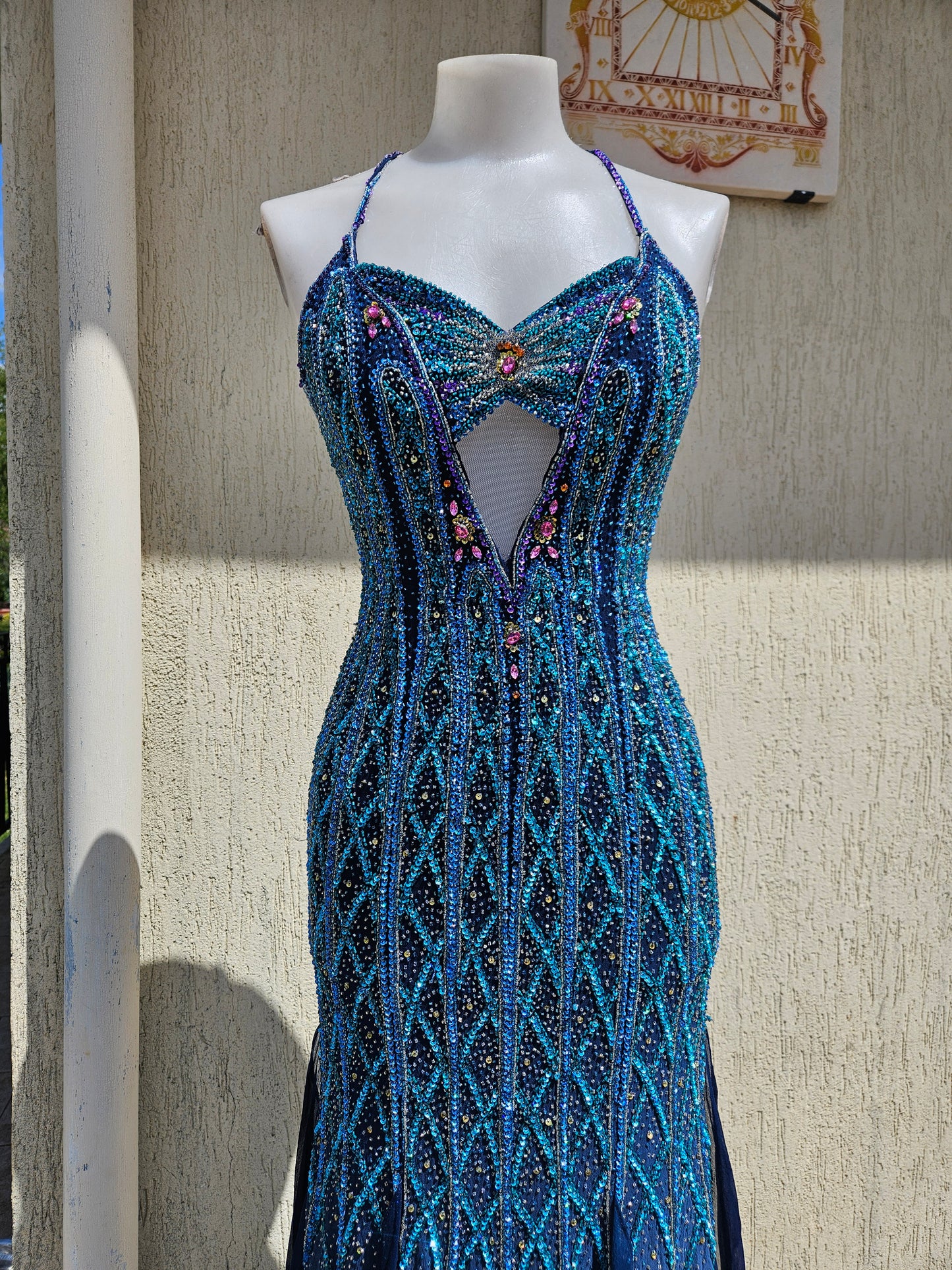Robe en soie entièrement brodée bleue