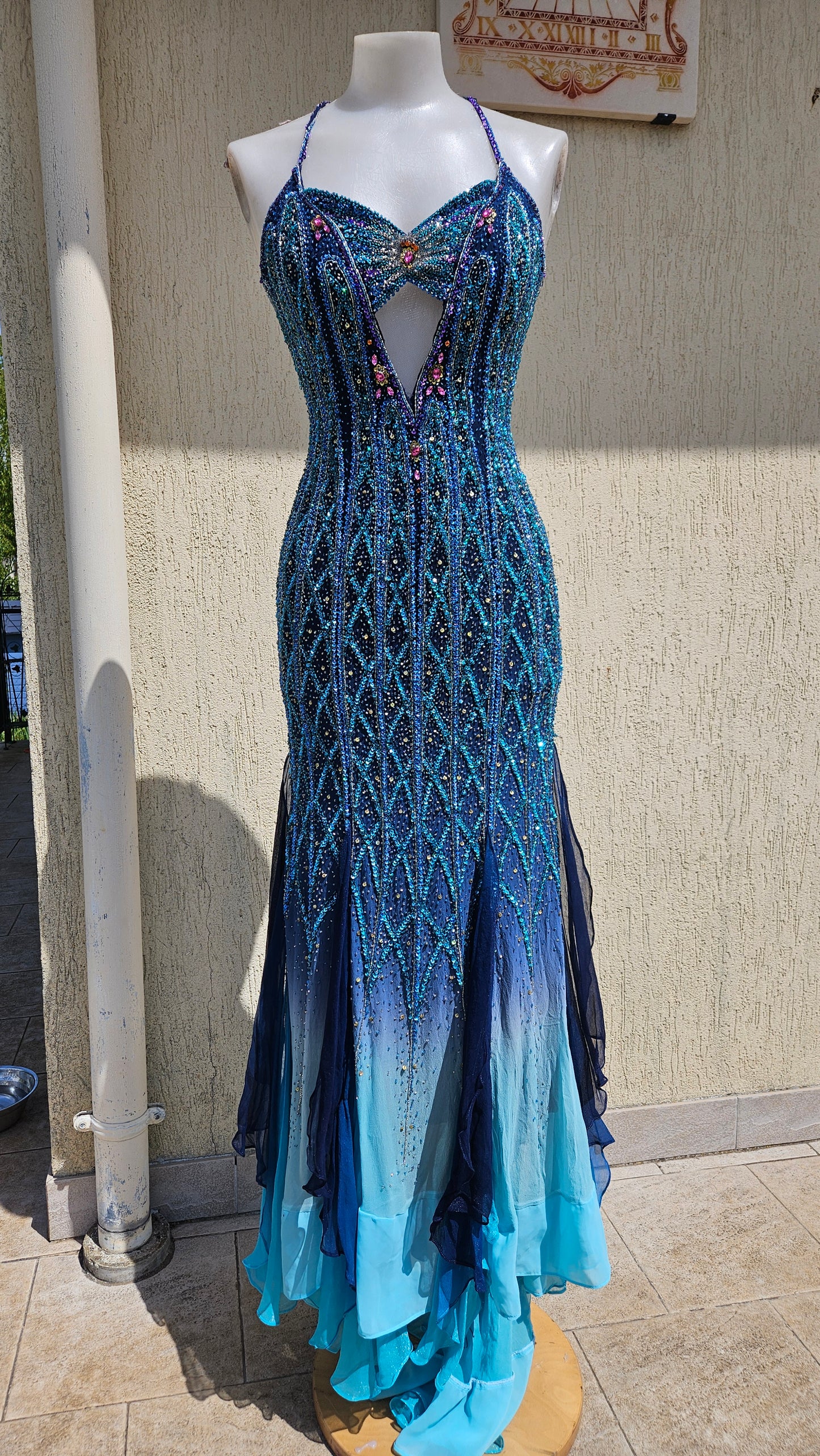 Robe en soie entièrement brodée bleue