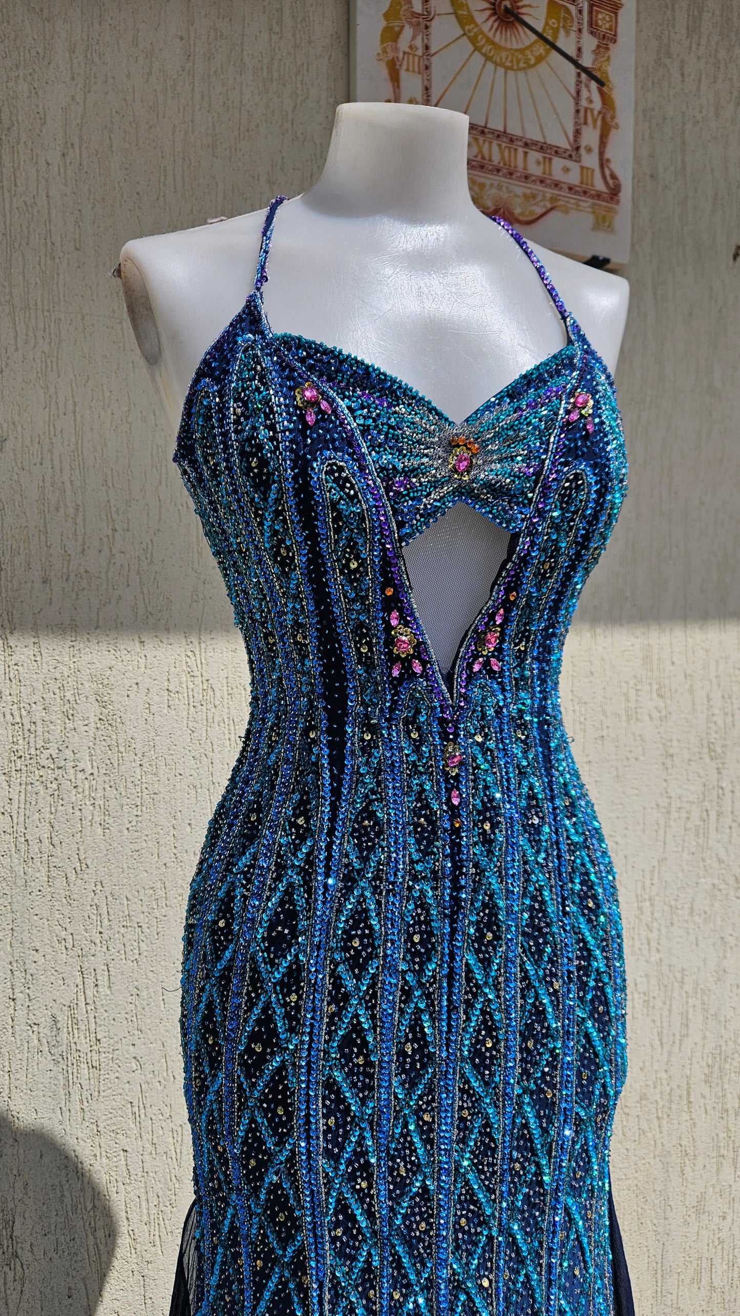 Robe en soie entièrement brodée bleue