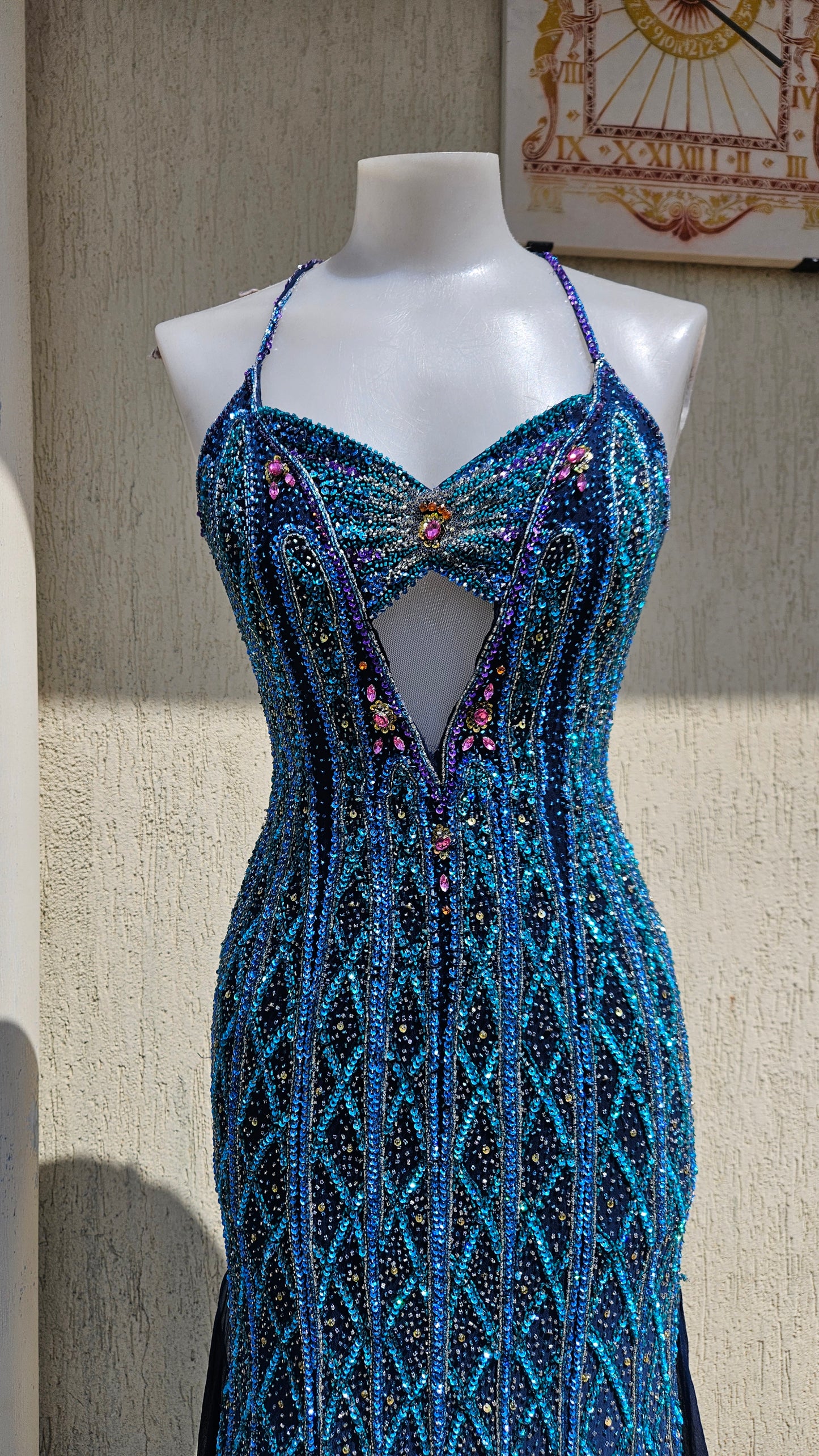 Robe en soie entièrement brodée bleue
