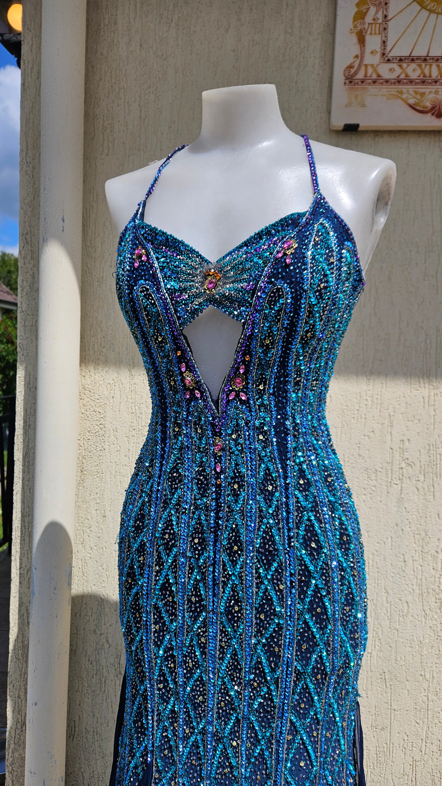 Robe en soie entièrement brodée bleue
