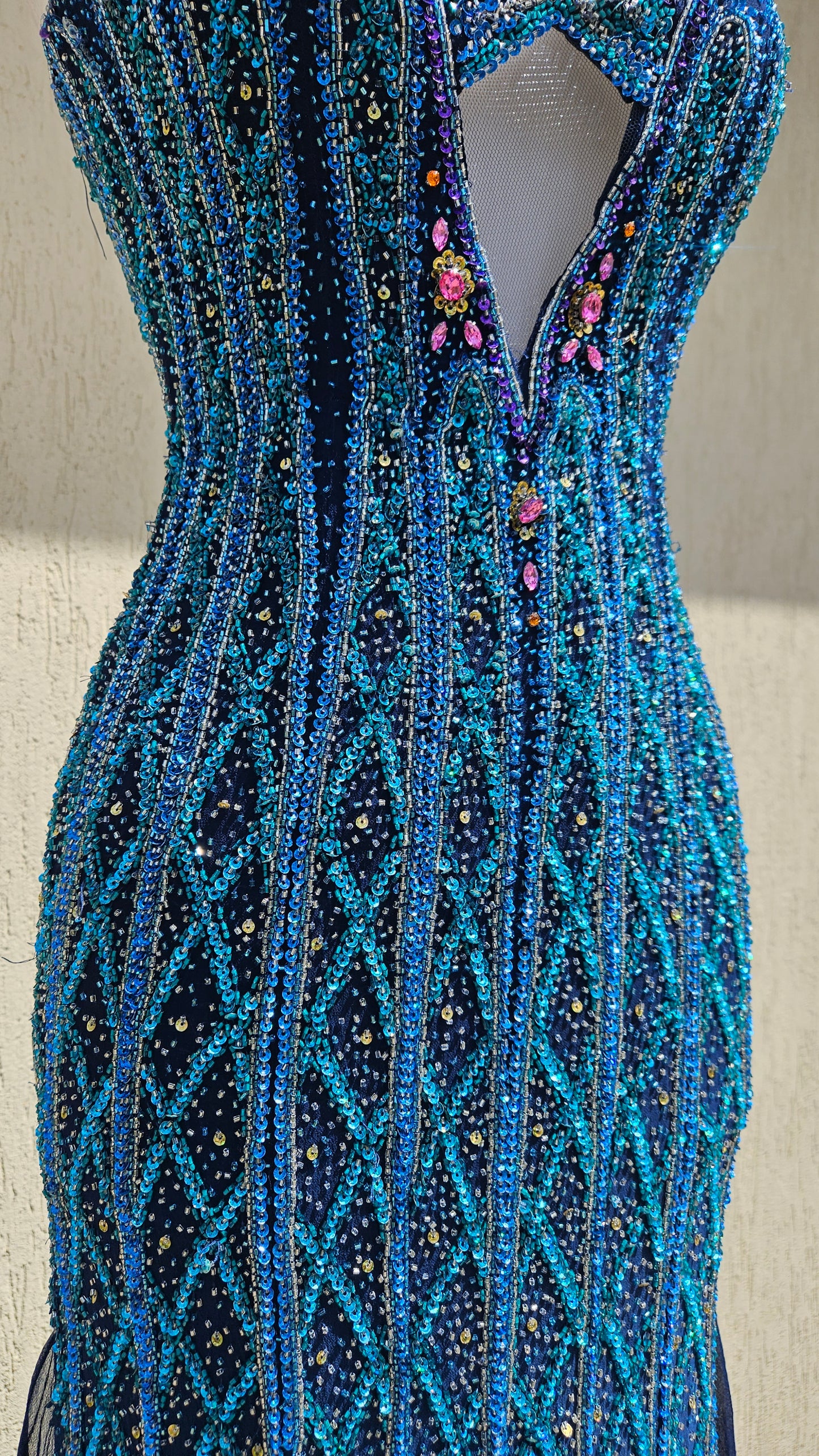 Robe en soie entièrement brodée bleue