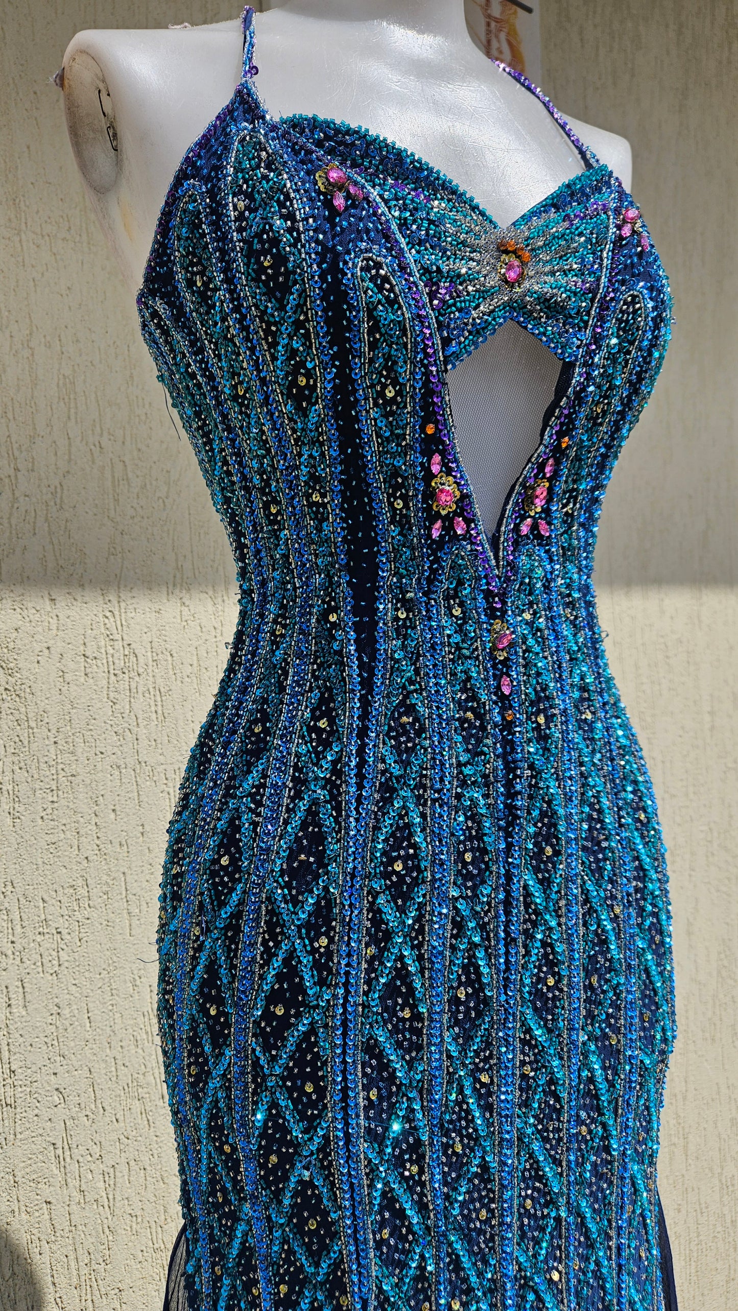 Robe en soie entièrement brodée bleue