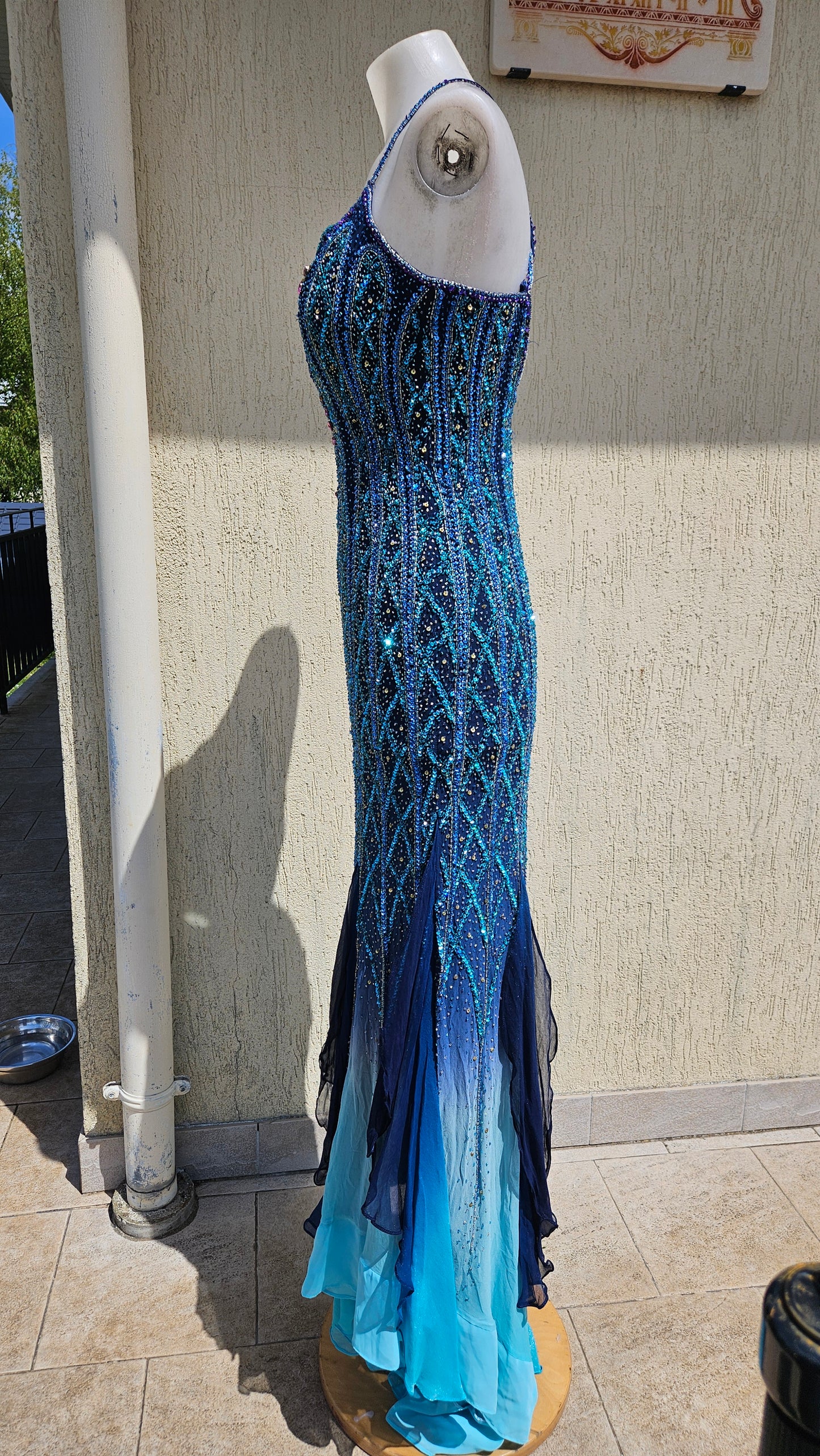 Robe en soie entièrement brodée bleue