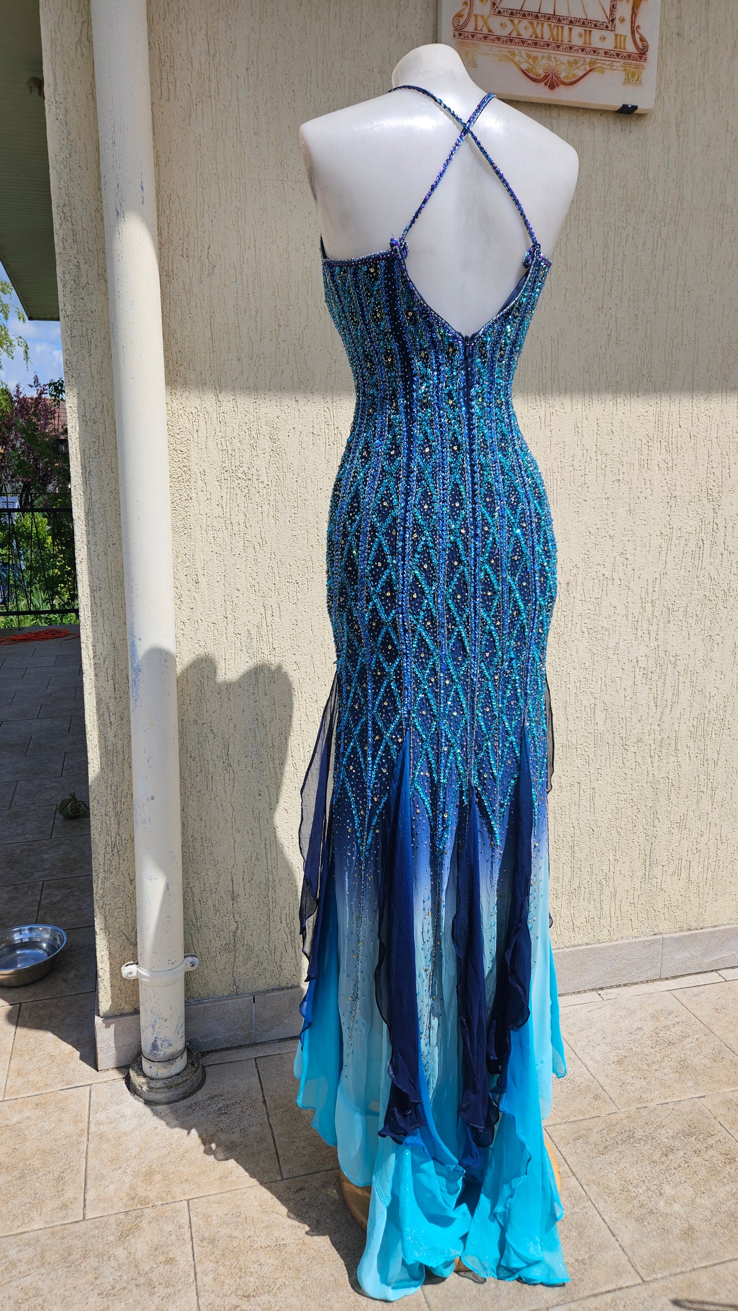 Robe en soie entièrement brodée bleue