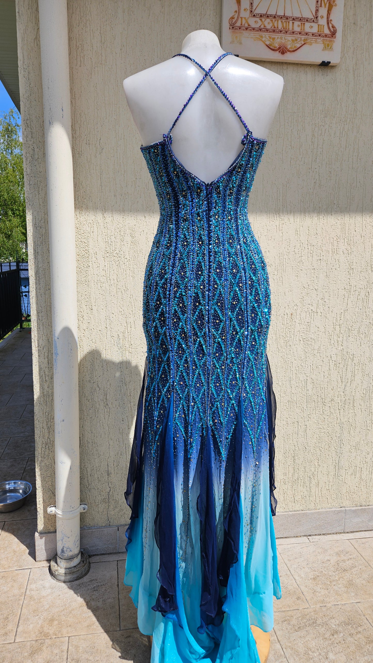 Robe en soie entièrement brodée bleue