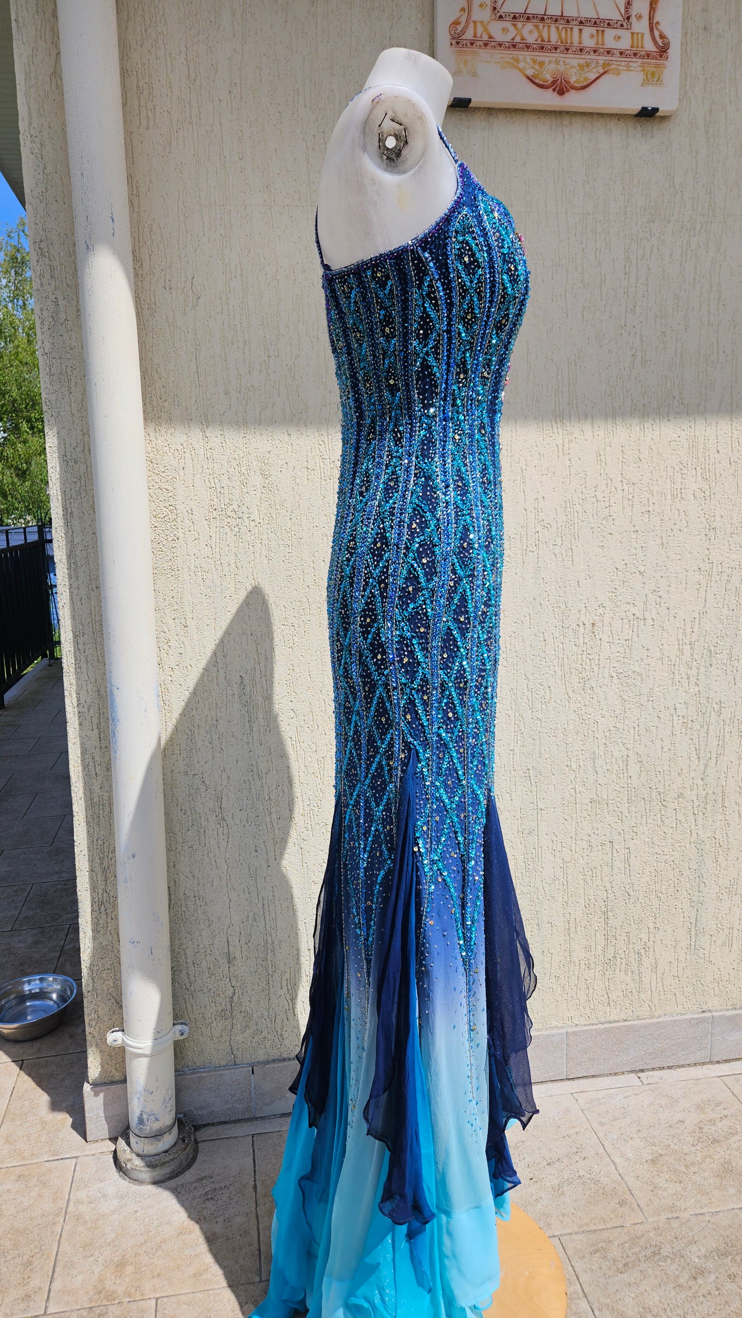 Robe en soie entièrement brodée bleue