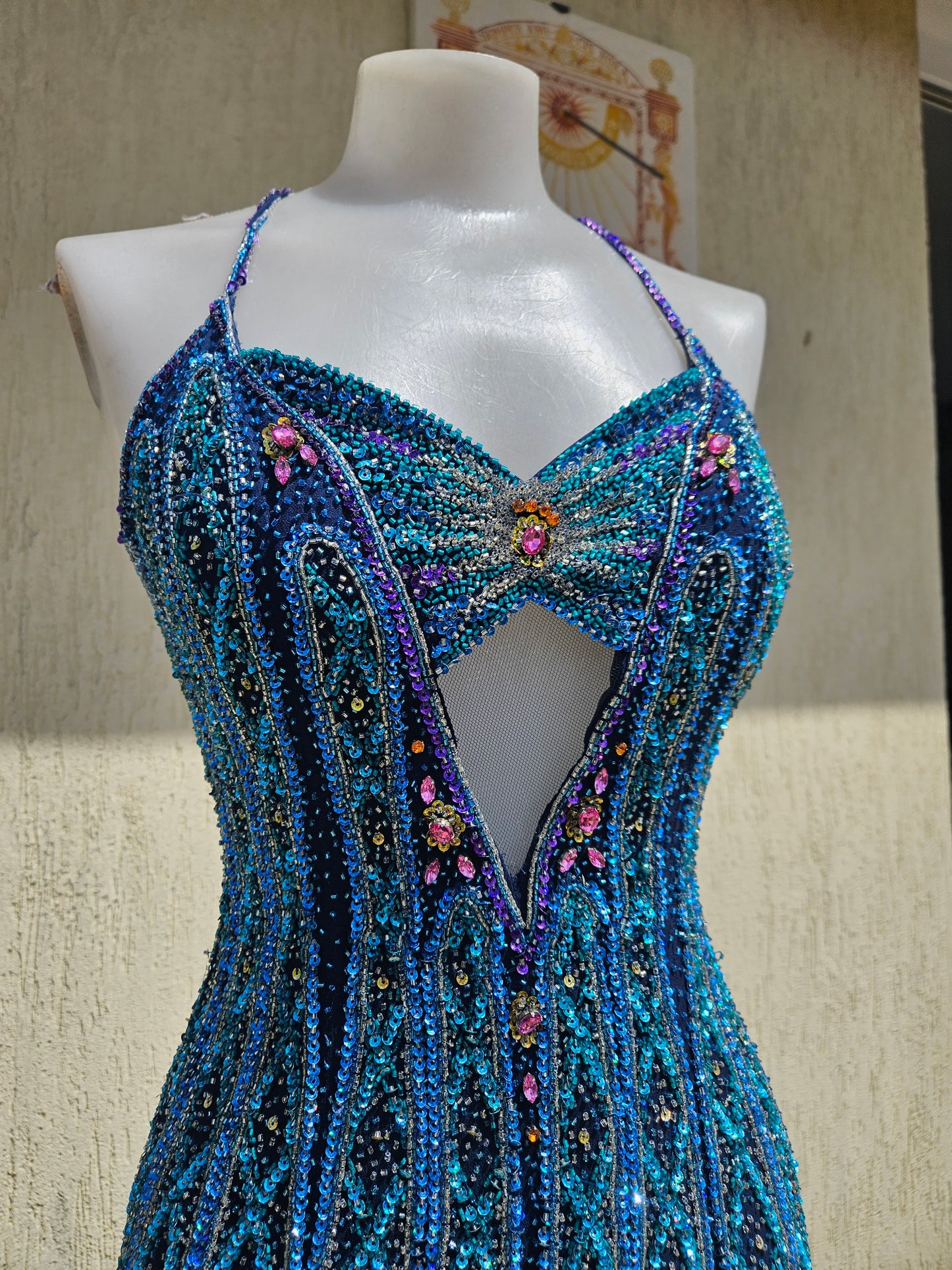 Robe en soie entièrement brodée bleue