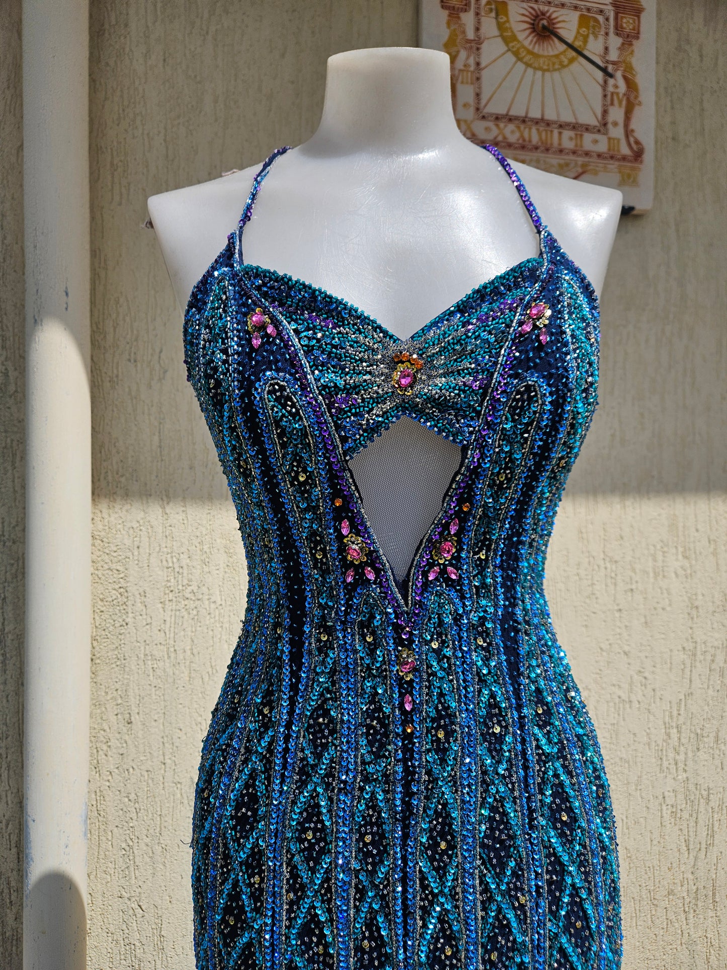 Robe en soie entièrement brodée bleue
