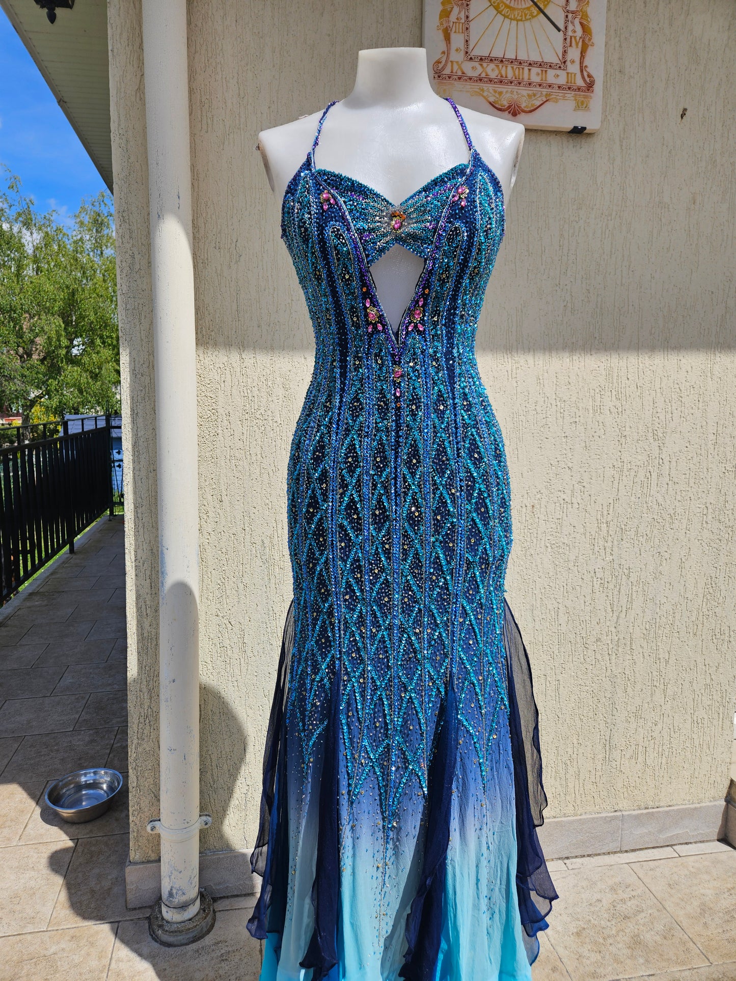Robe en soie entièrement brodée bleue