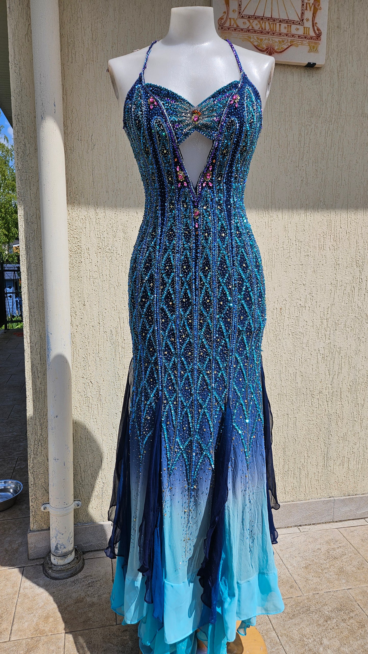 Robe de soirée en soie brodé de perles. Bass volanté et dos nu à bretelles croisée. Prom dress mermaidcore sortie d'une reverie.