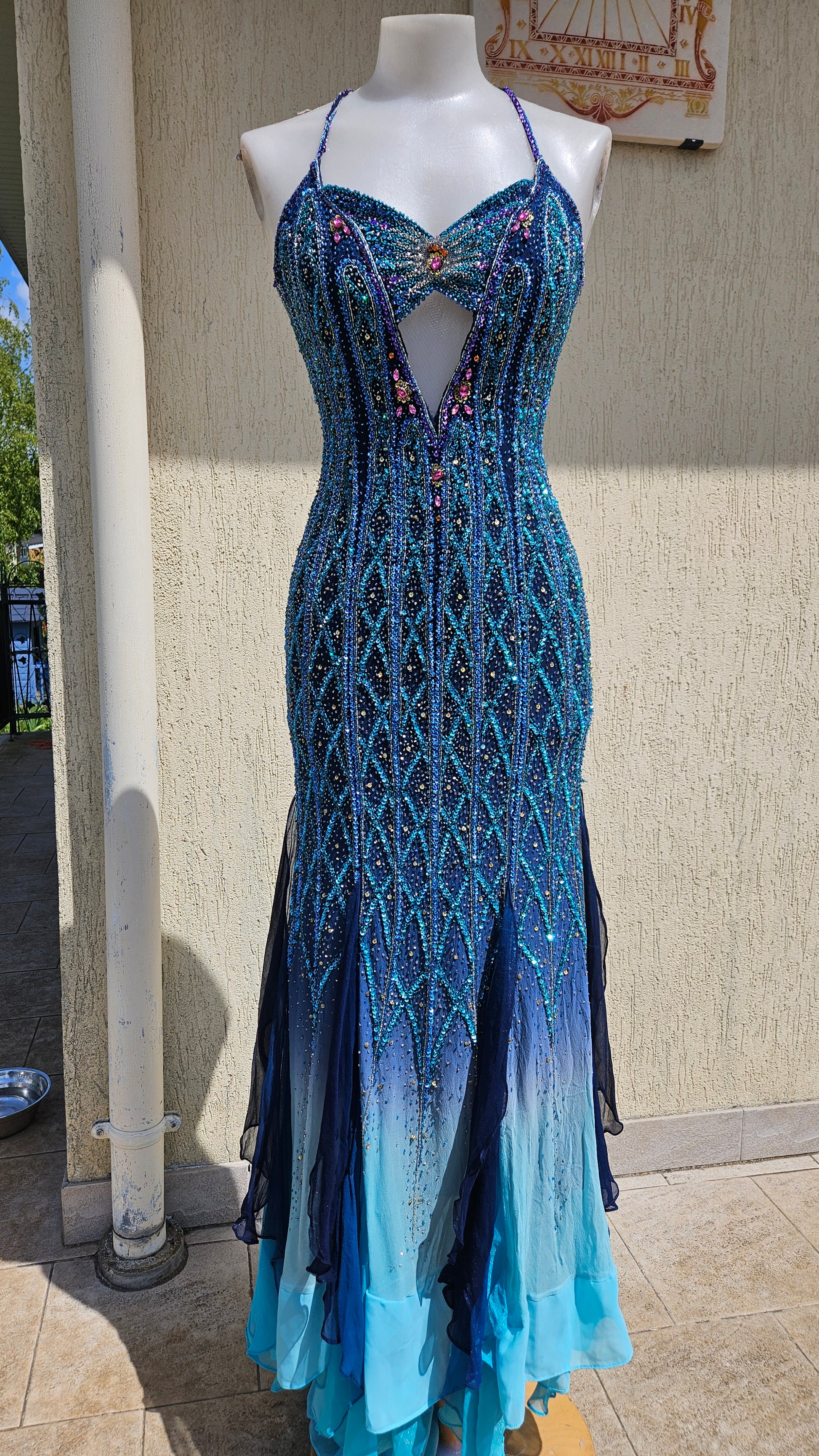 Robe de soirée en soie brodé de perles. Bass volanté et dos nu à bretelles croisée. Prom dress mermaidcore sortie d'une reverie.