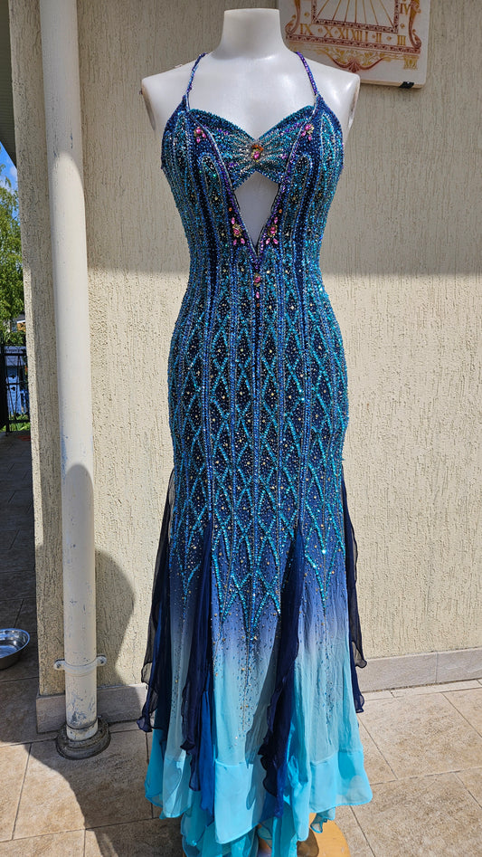 Robe de soirée en soie brodé de perles. Bass volanté et dos nu à bretelles croisée. Prom dress mermaidcore sortie d'une reverie.