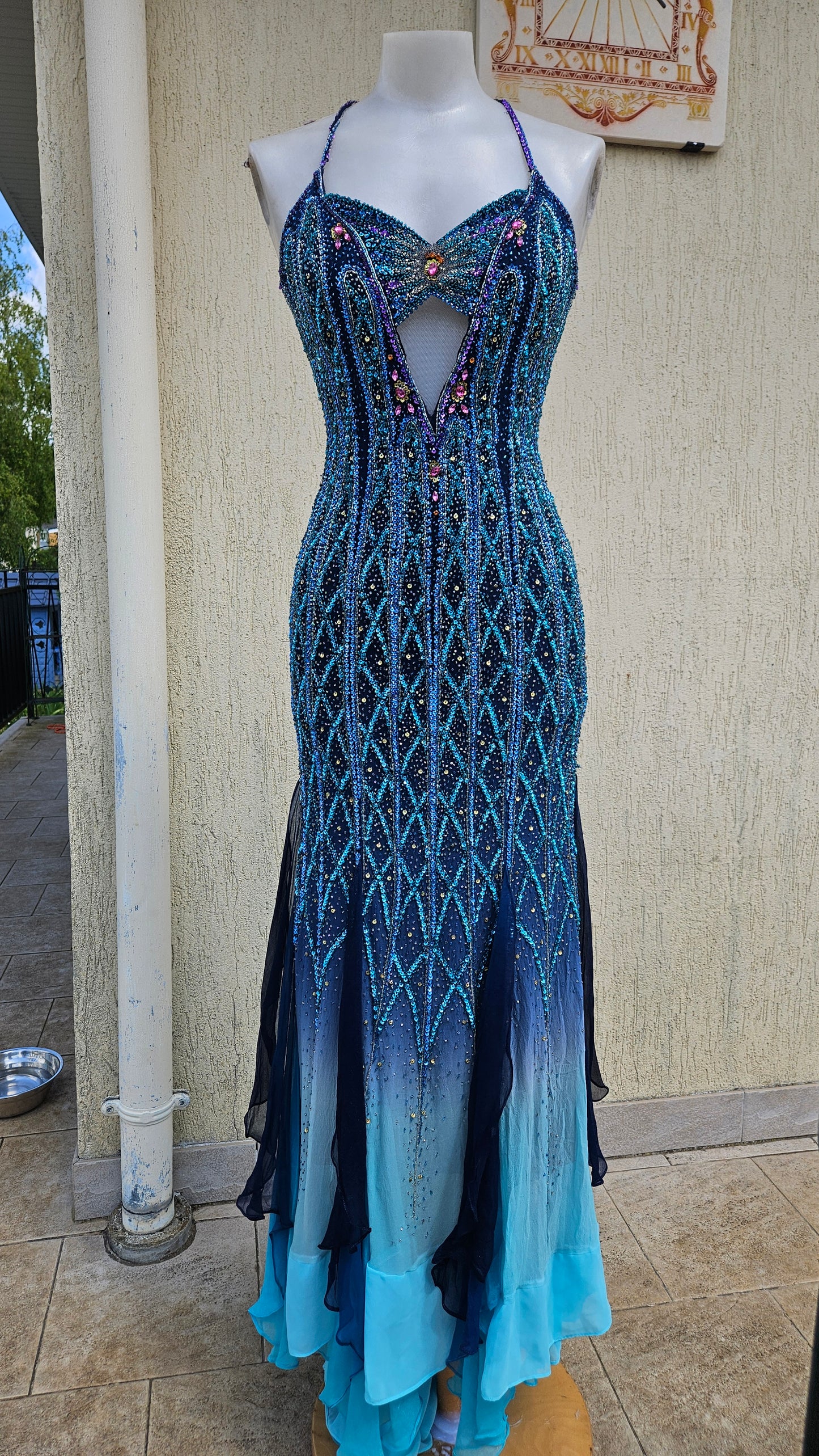 Robe en soie entièrement brodée bleue